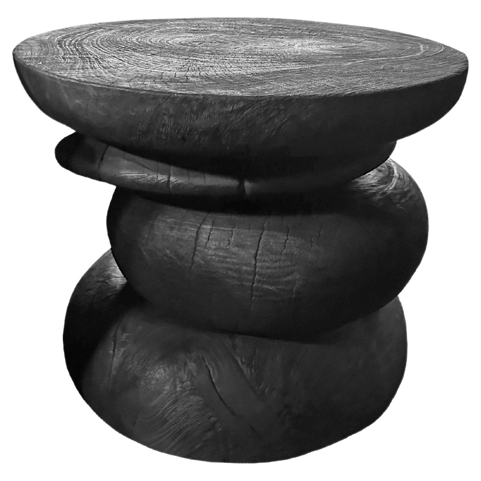 Table d'appoint sculpturale fabriquée en bois de Mango, finition brûlée en vente
