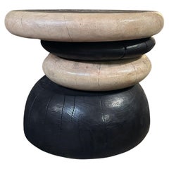 Tavolino scultoreo realizzato in Wood Wood, con finitura bruciata e naturale