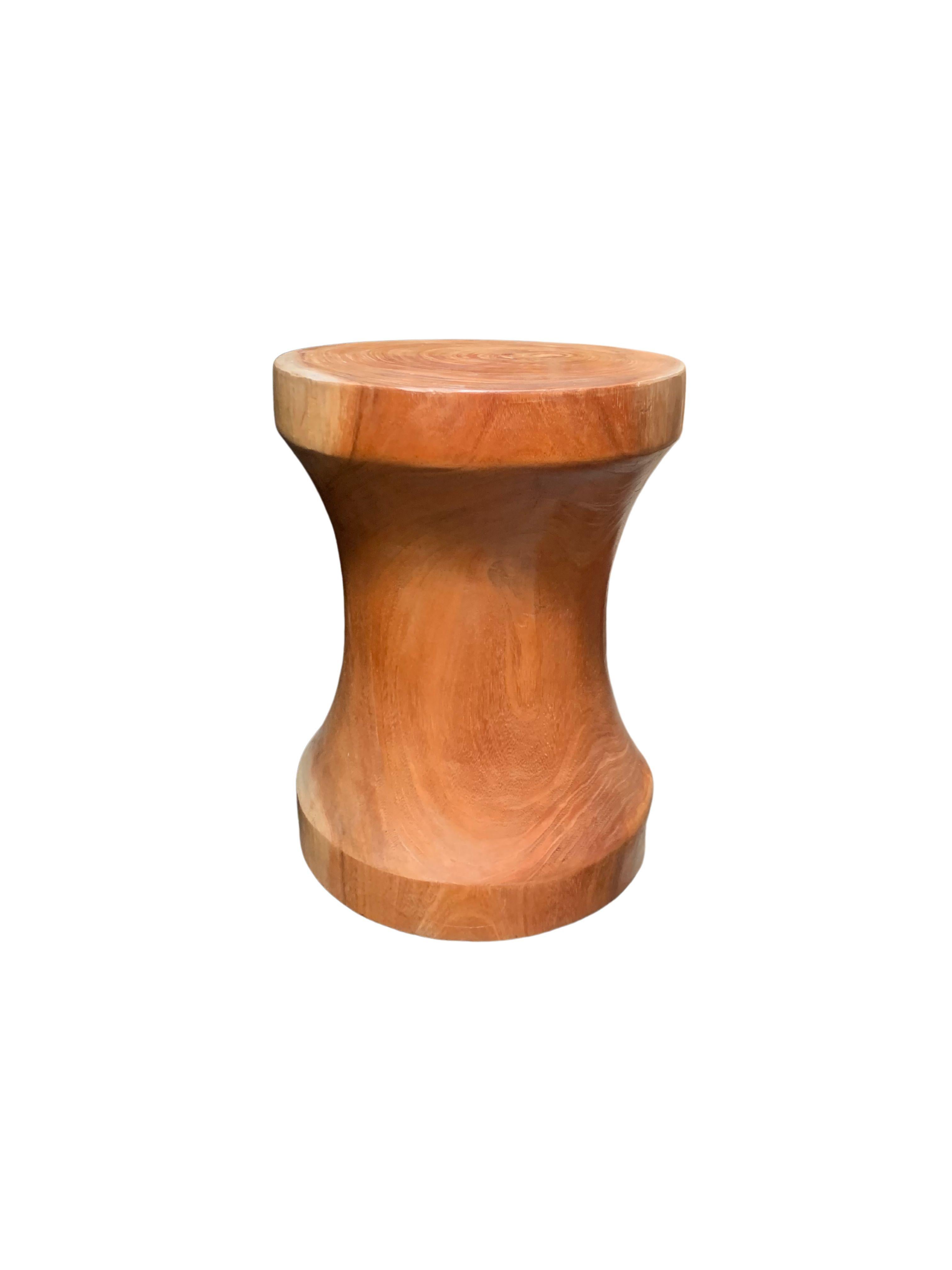 Organique Table d'appoint sculpturale fabriquée en bois de Mango en vente