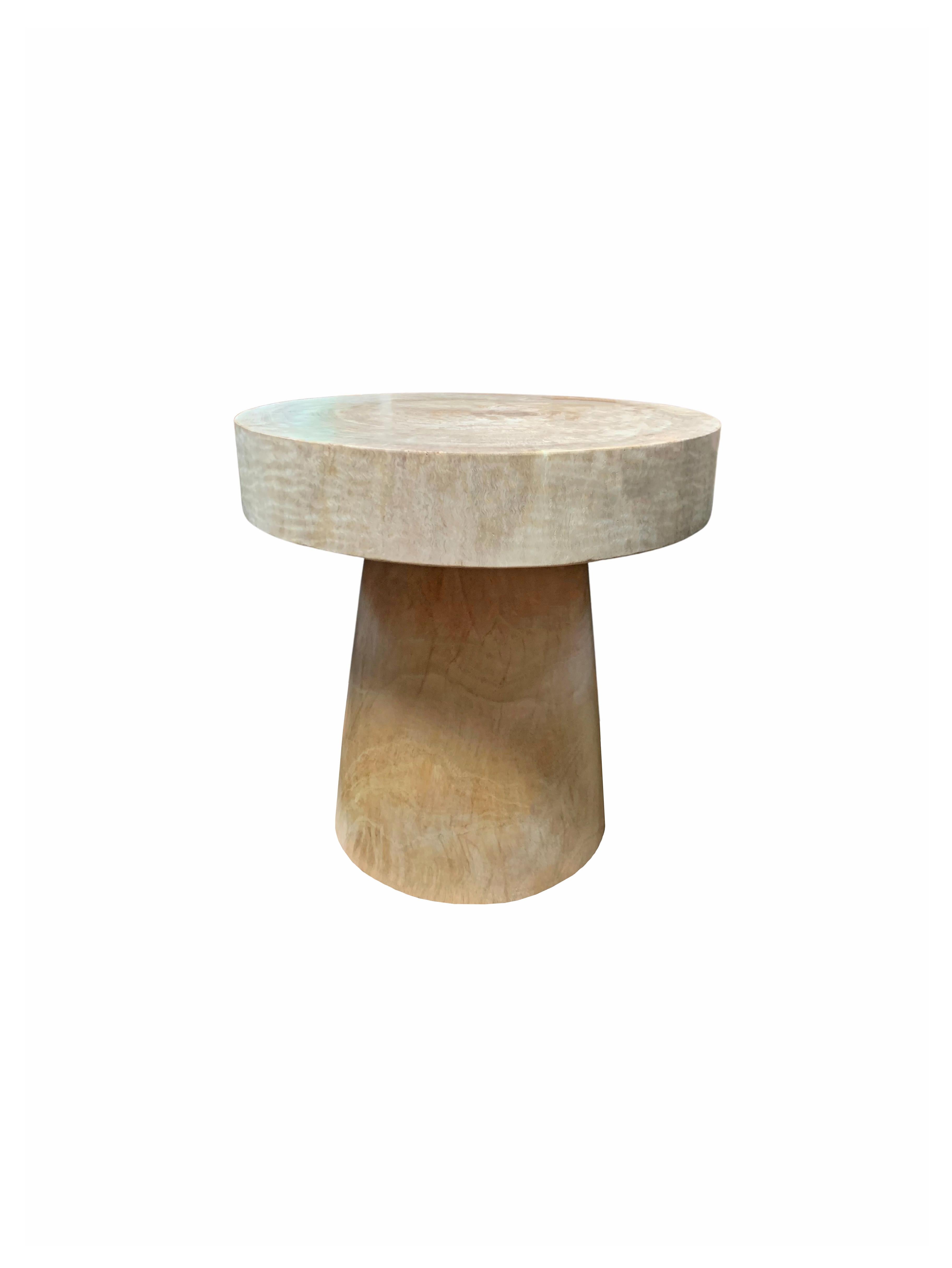 Organique Table d'appoint sculpturale fabriquée à partir de bois de Mango en vente