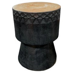Tavolino scultoreo realizzato in Wood Mango con incisioni tribali