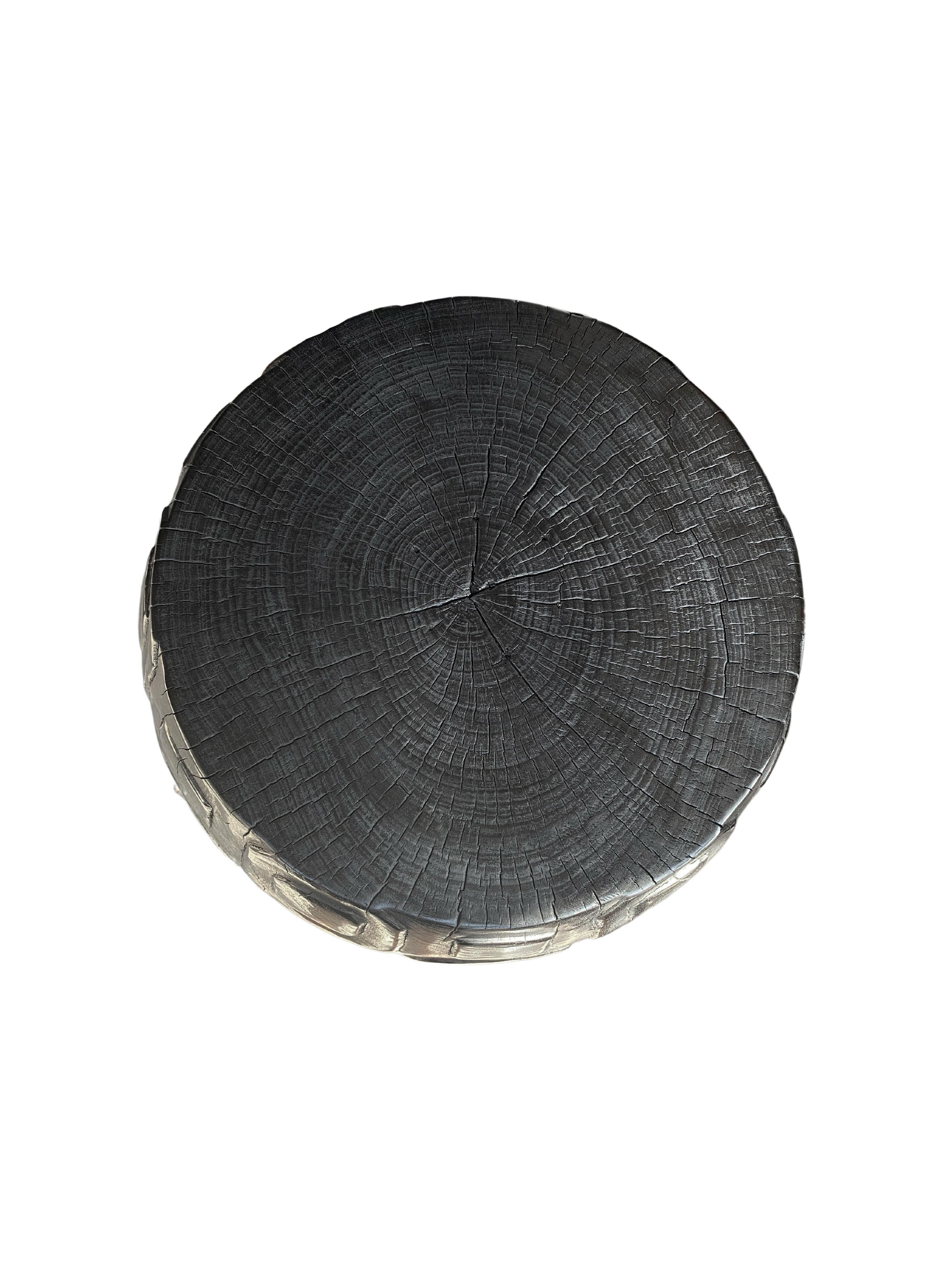 Skulpturaler Beistelltisch aus massivem Mangoholz mit schwarzer gebrannter Oberfläche, handgefertigt (Organische Moderne) im Angebot