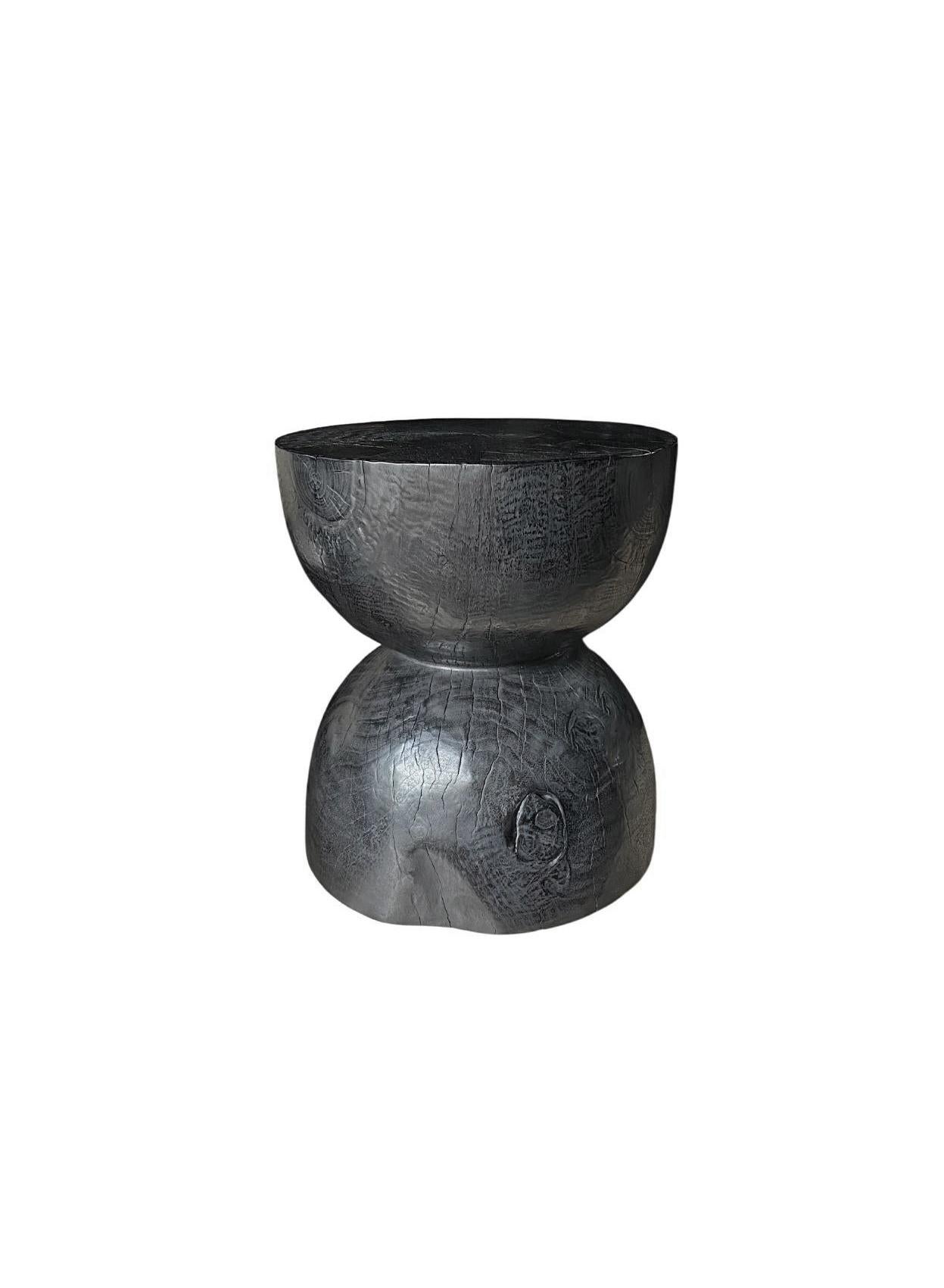 Organique Table d'appoint sculpturale fabriquée en bois de Mango massif, finition noire brûlée en vente