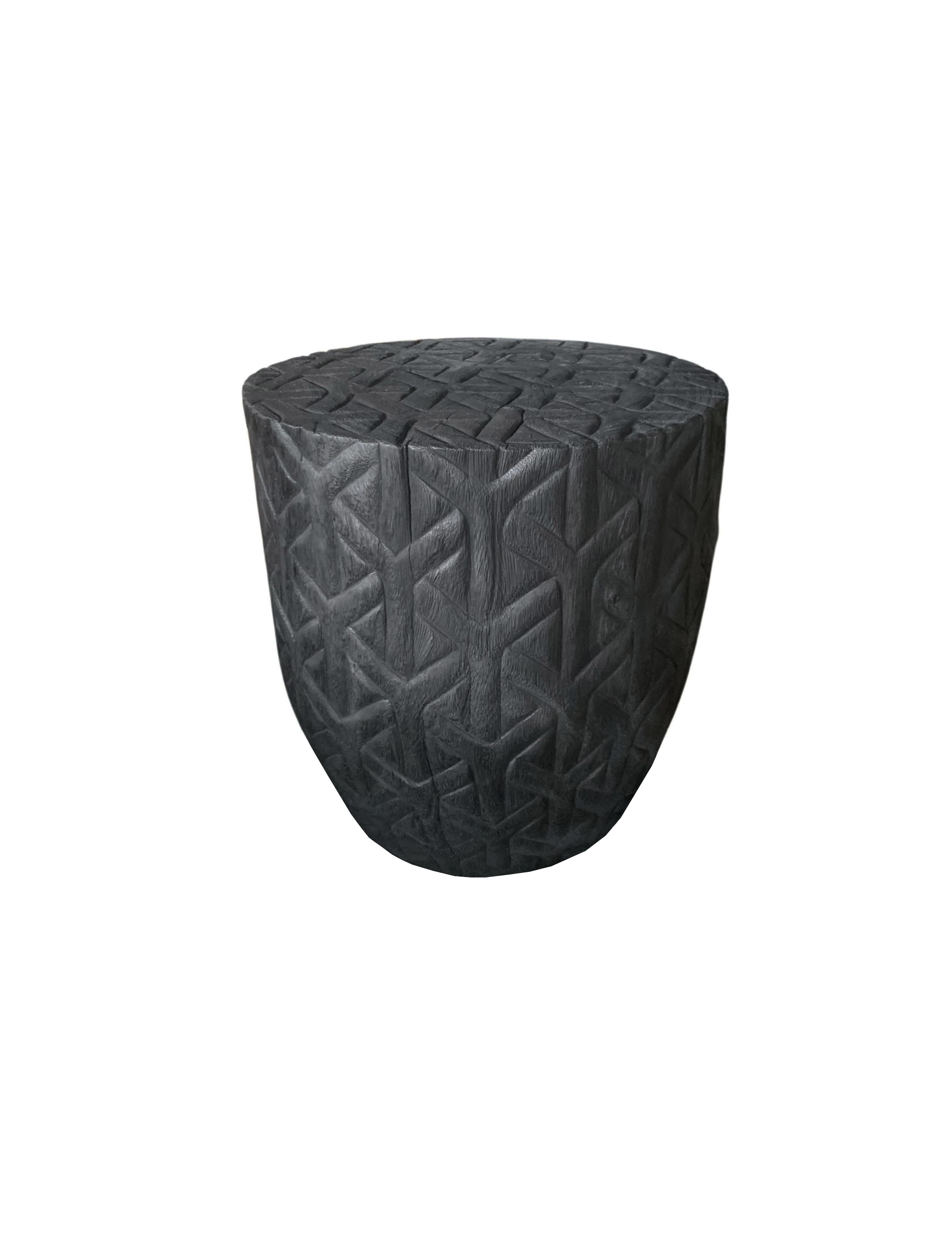 Fait main Table d'appoint sculpturale en bois de Mango massif, finition noire brûlée en vente