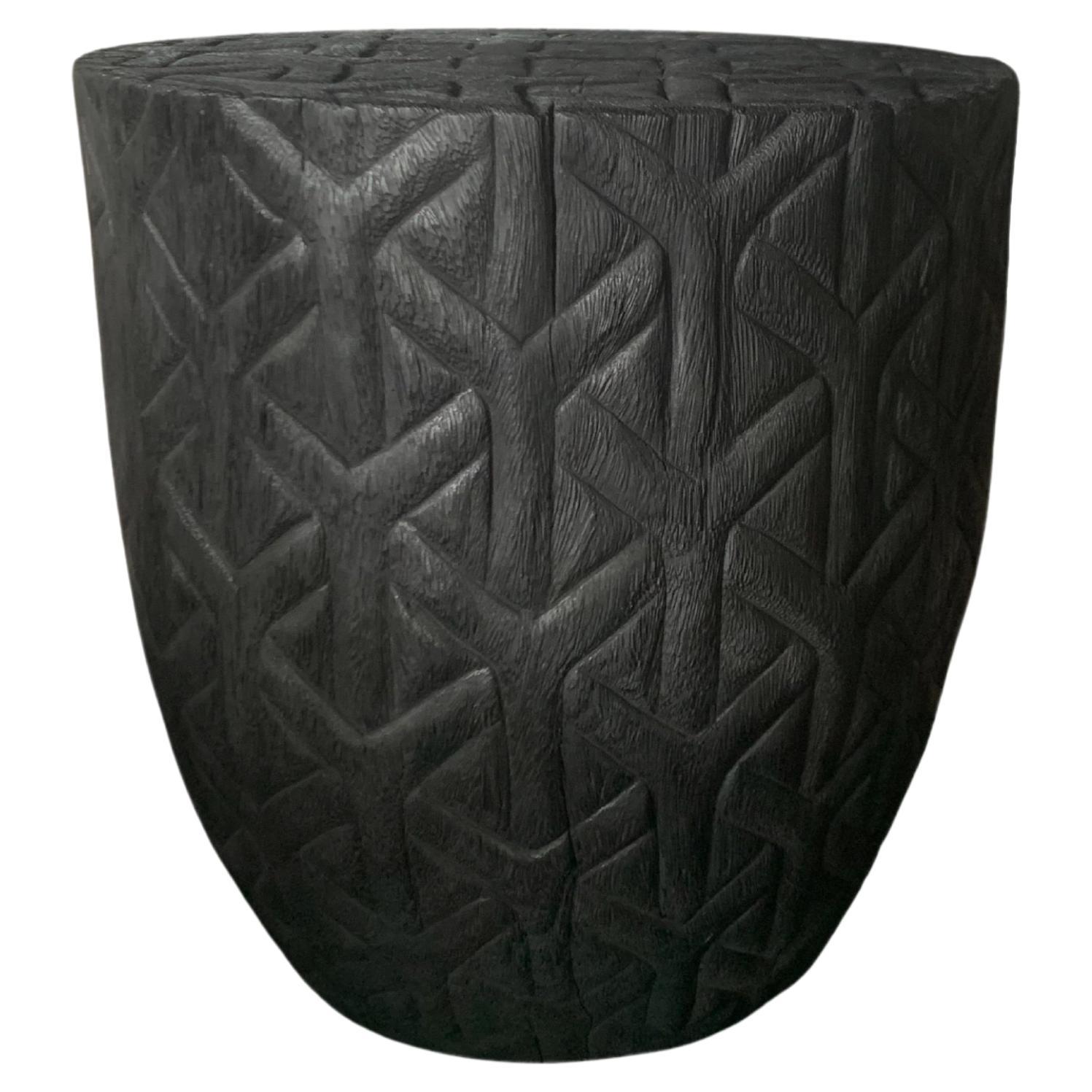 Table d'appoint sculpturale en bois de Mango massif, finition noire brûlée en vente