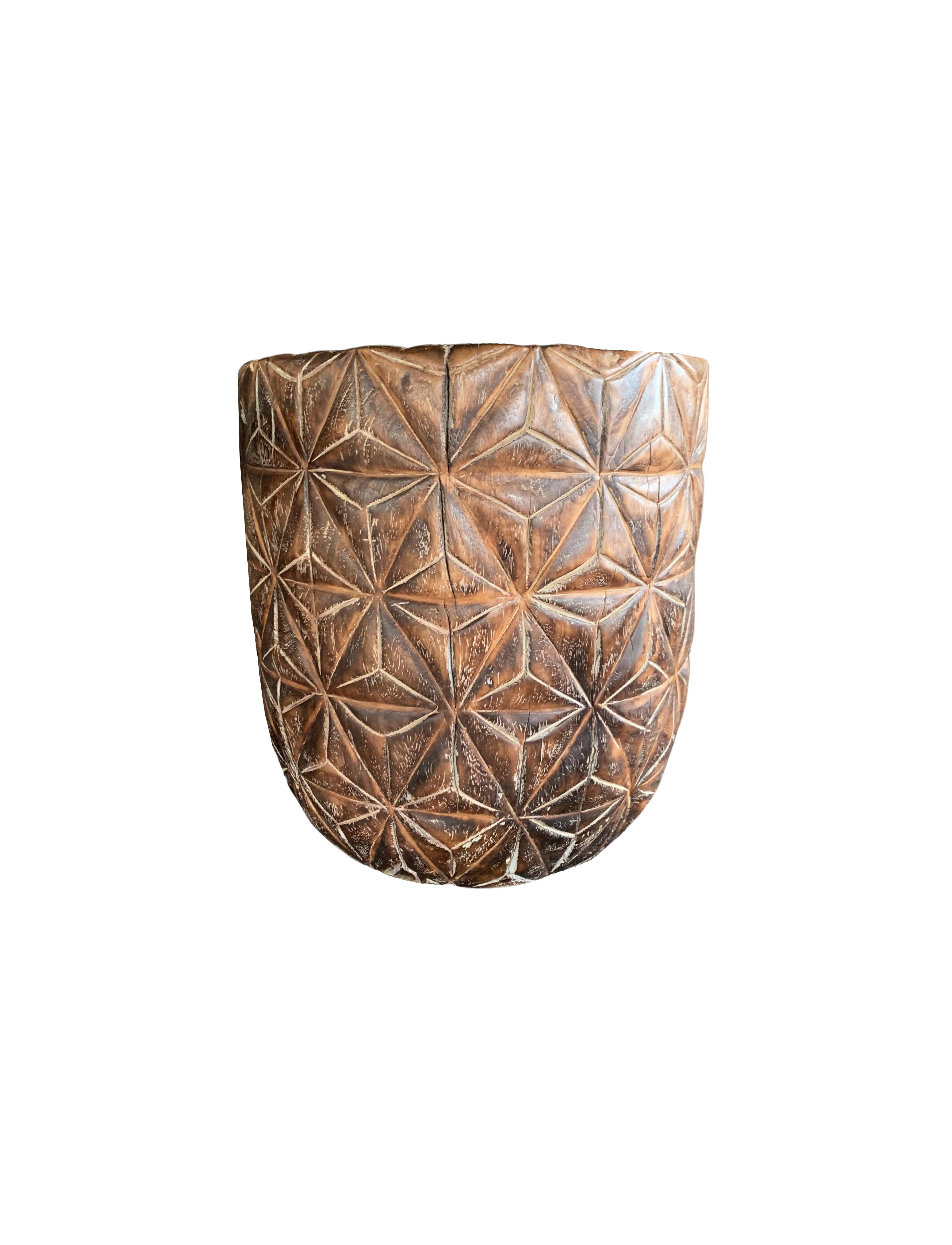 Sculptural Side Table Crafted from Solid Mango Wood Engraved Pattern In Good Condition For Sale In Jimbaran, Bali