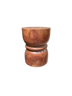 Mesa auxiliar escultural de madera maciza de mango