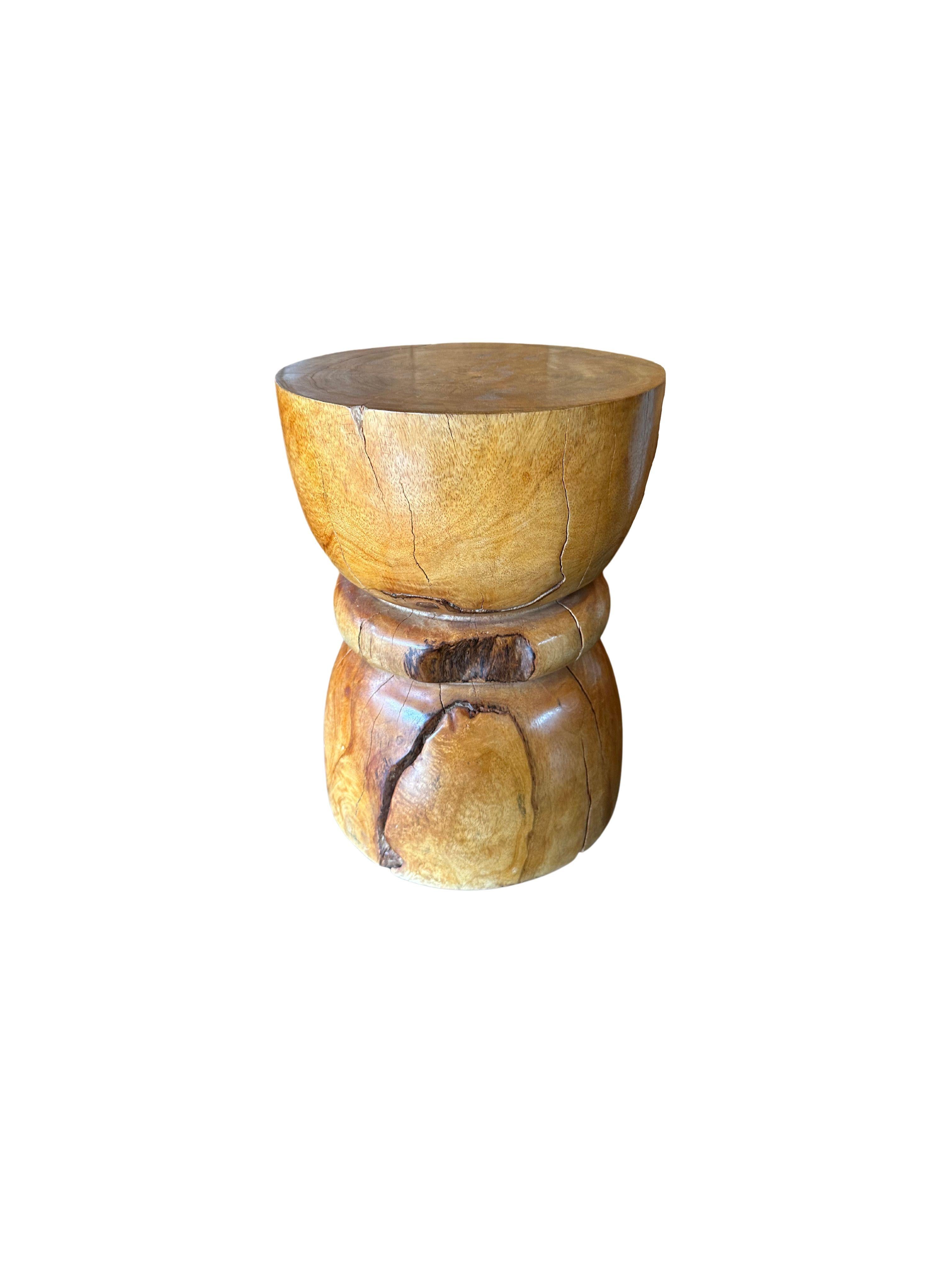 Sculptural Side Table Crafted from Solid Mango Wood In Good Condition For Sale In Jimbaran, Bali