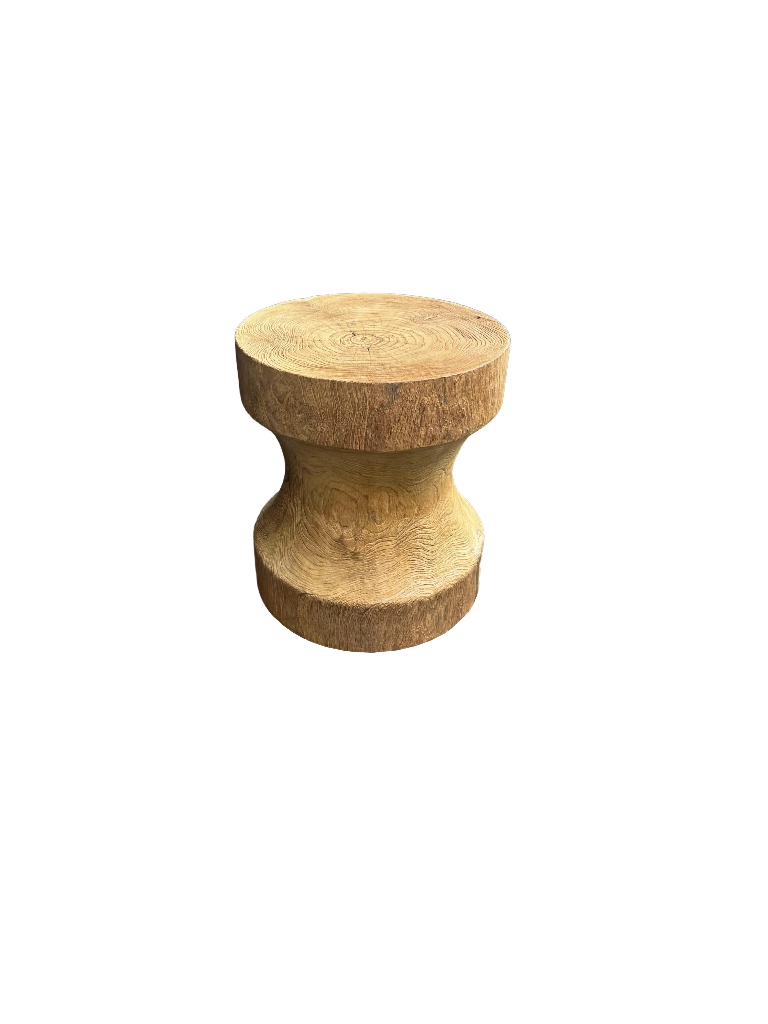 Une table d'appoint ronde merveilleusement sculpturale en finition naturelle. Son pigment neutre et sa texture boisée s'intègrent parfaitement à tous les espaces. Sculpté dans un tronc de teck massif, il donne vie aux textures du bois. 

 