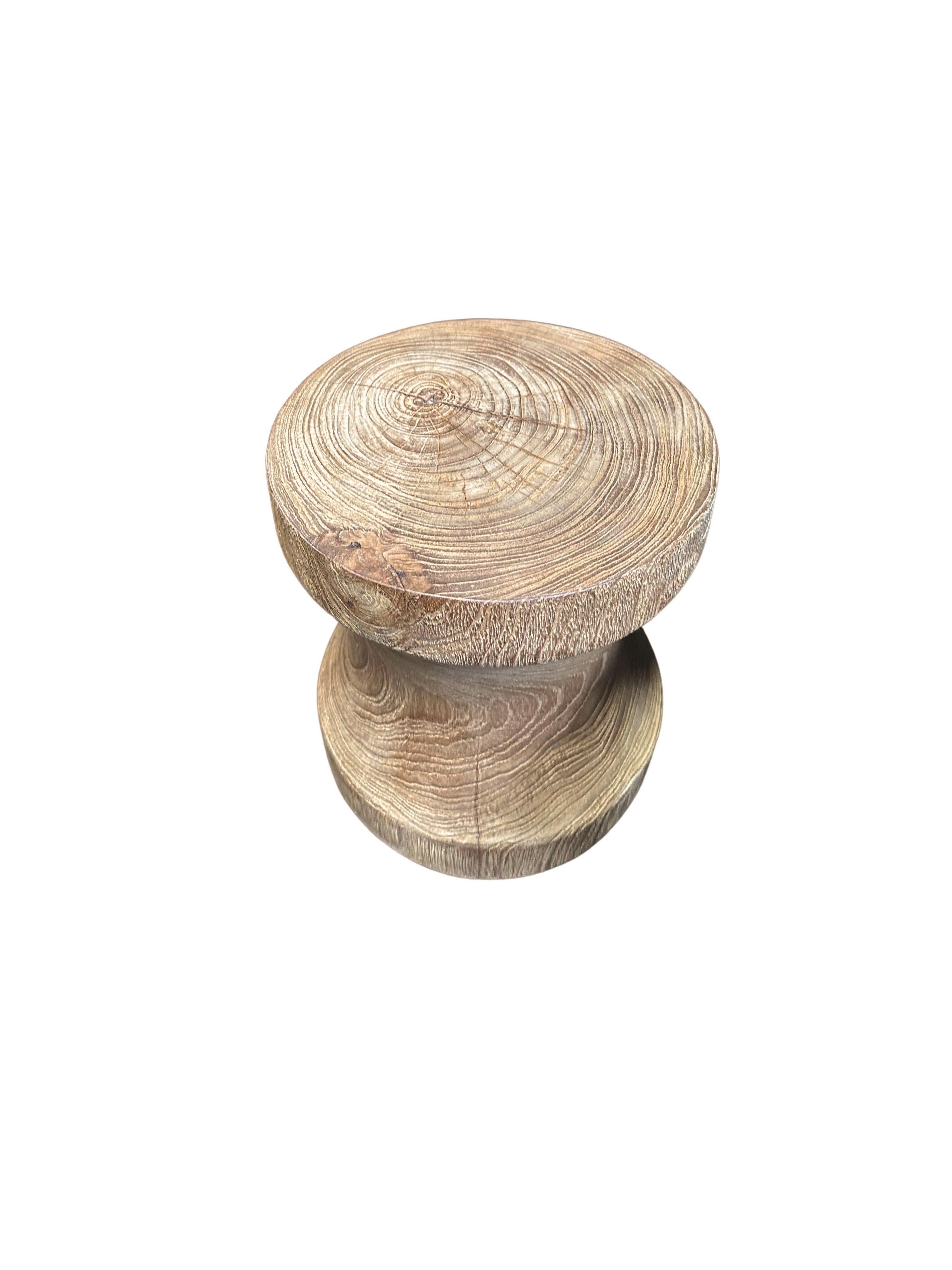 Organique Table d'appoint sculpturale fabriquée en bois de teck, avec de superbes textures en vente