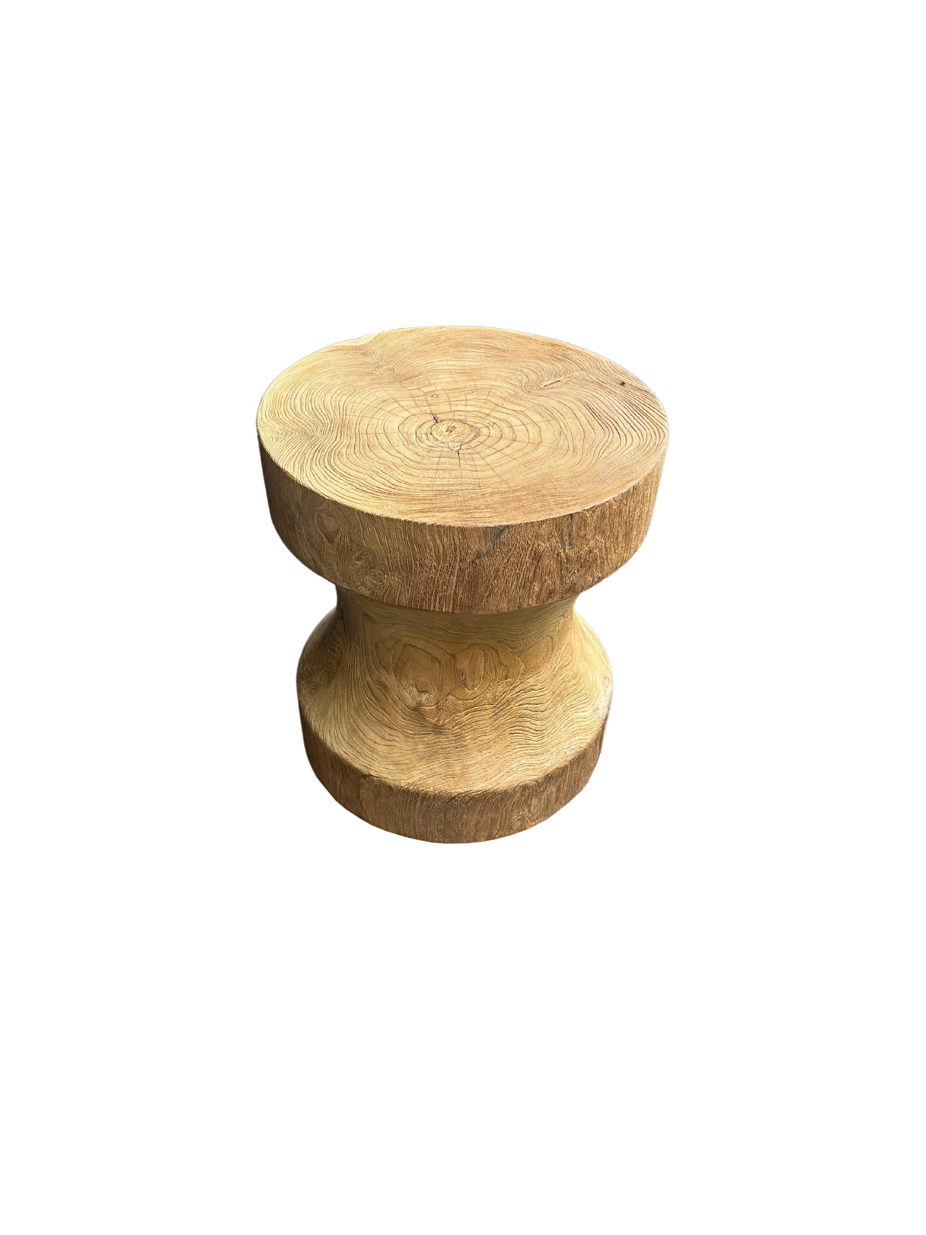 Organique Table d'appoint sculpturale fabriquée en bois de teck, avec de superbes textures en vente