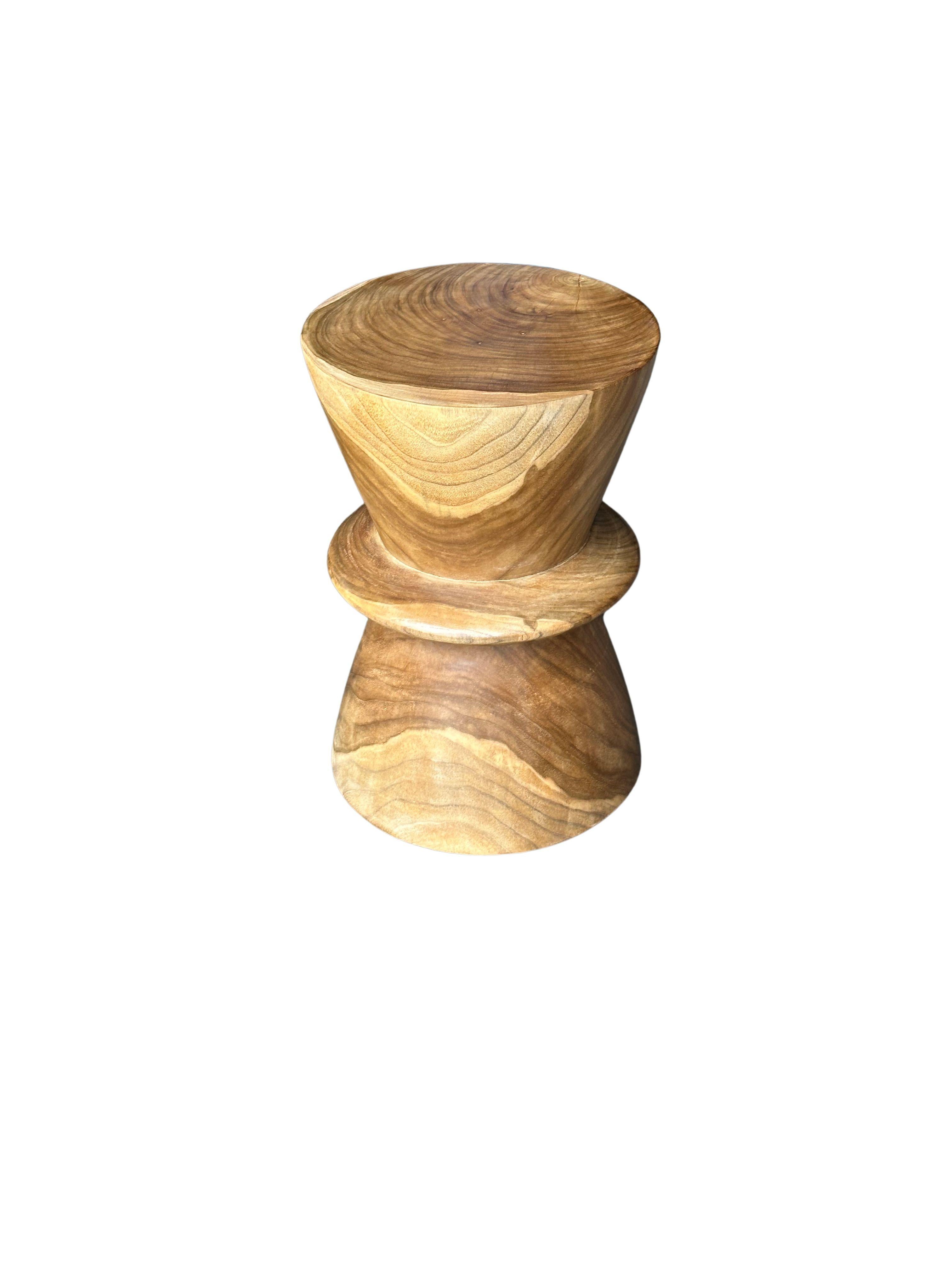 Mesa auxiliar escultórica de madera de teca, con texturas sorprendentes Moderno orgánico en venta