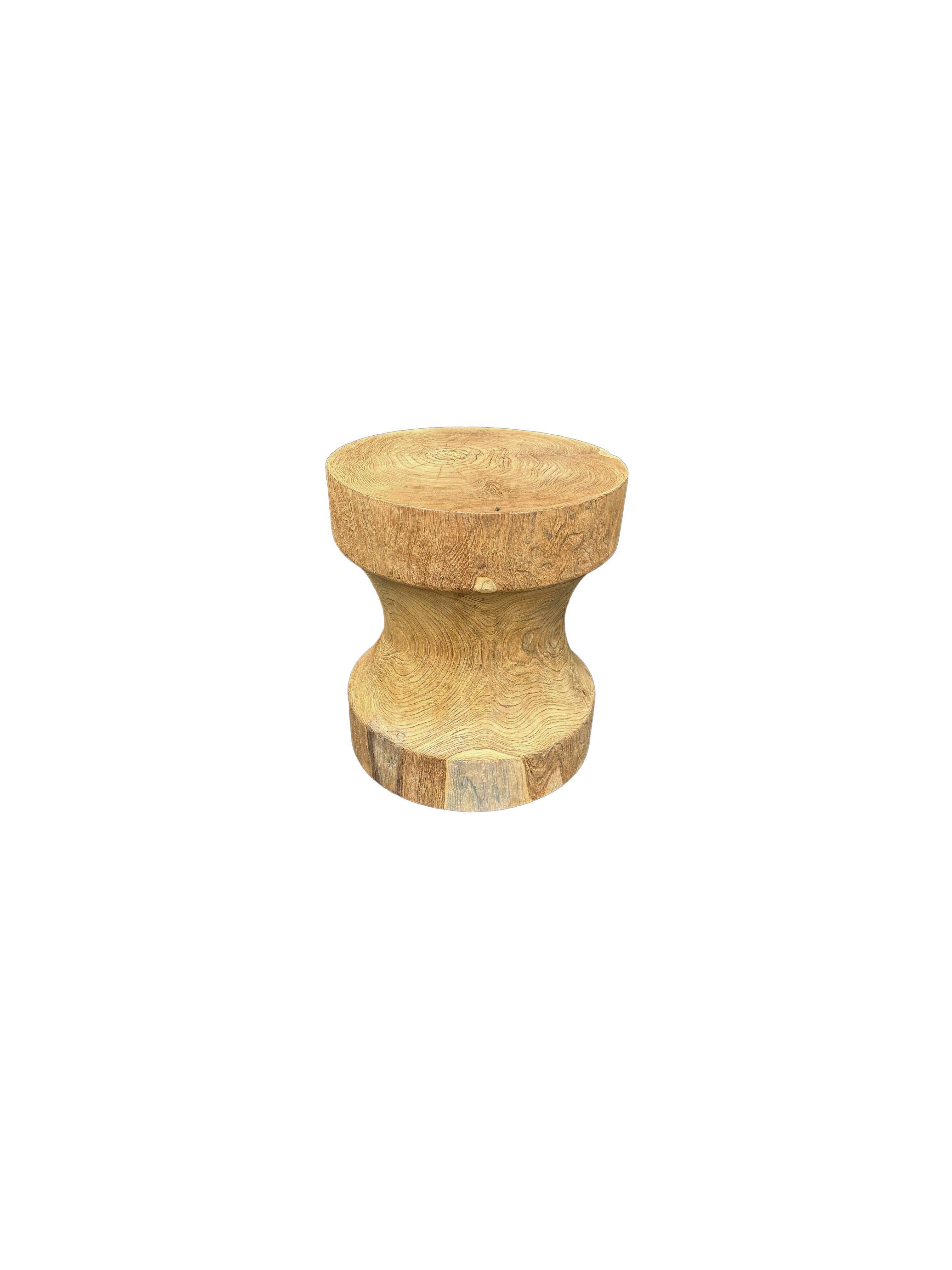 Indonésien Table d'appoint sculpturale fabriquée en bois de teck, avec de superbes textures en vente