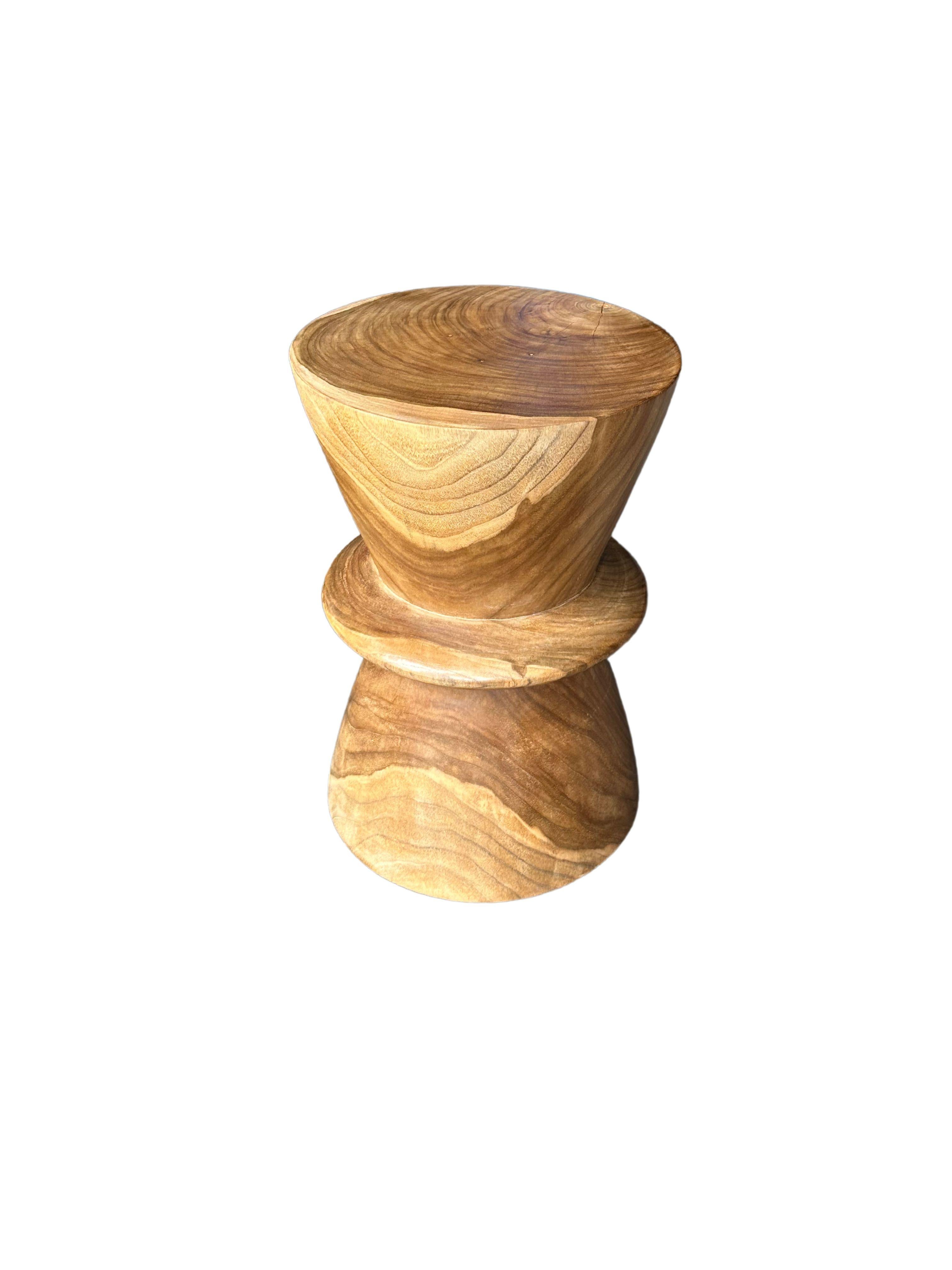 Mesa auxiliar escultórica de madera de teca, con texturas sorprendentes Indonesio en venta