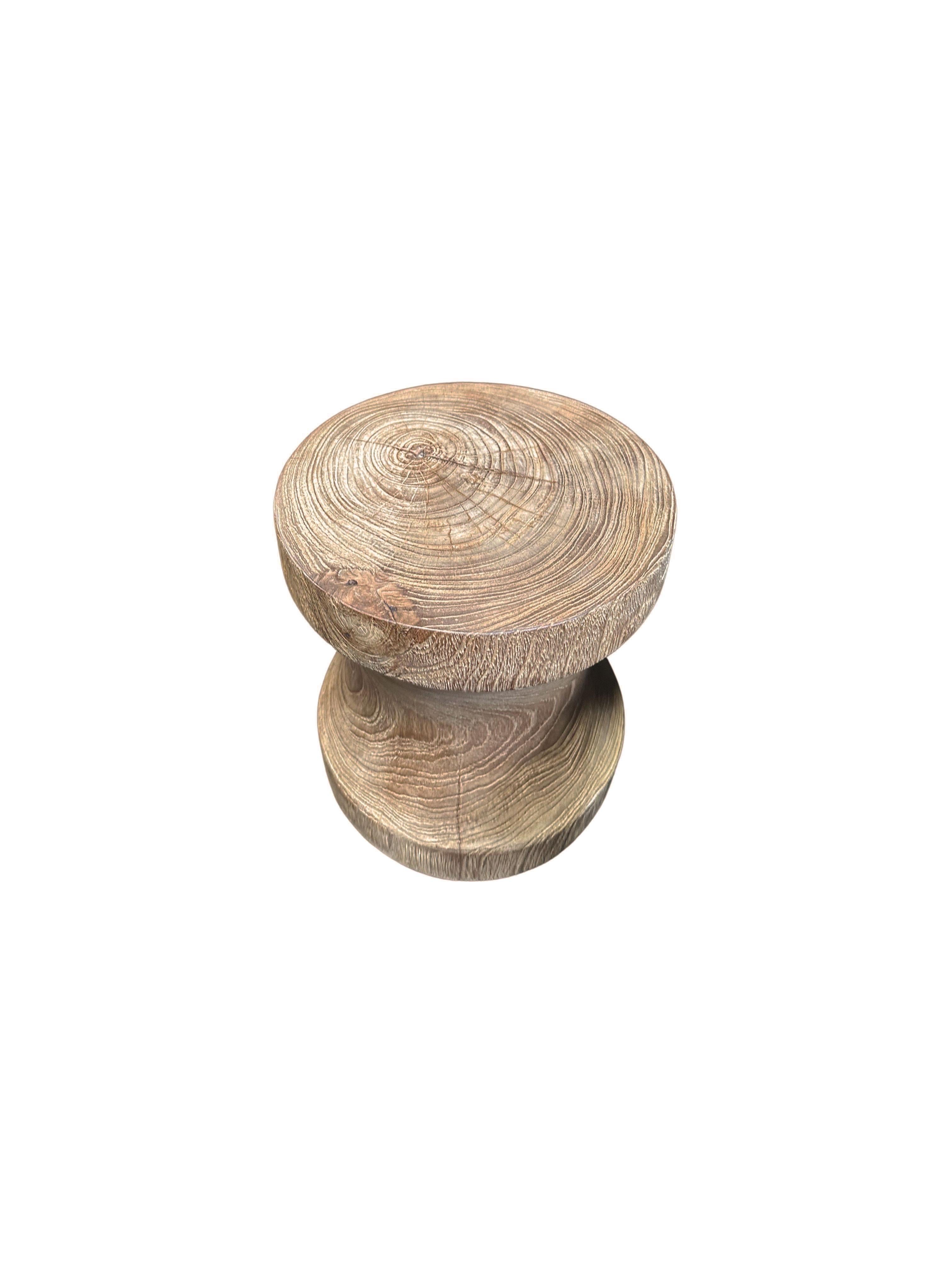 Fait main Table d'appoint sculpturale fabriquée en bois de teck, avec de superbes textures en vente