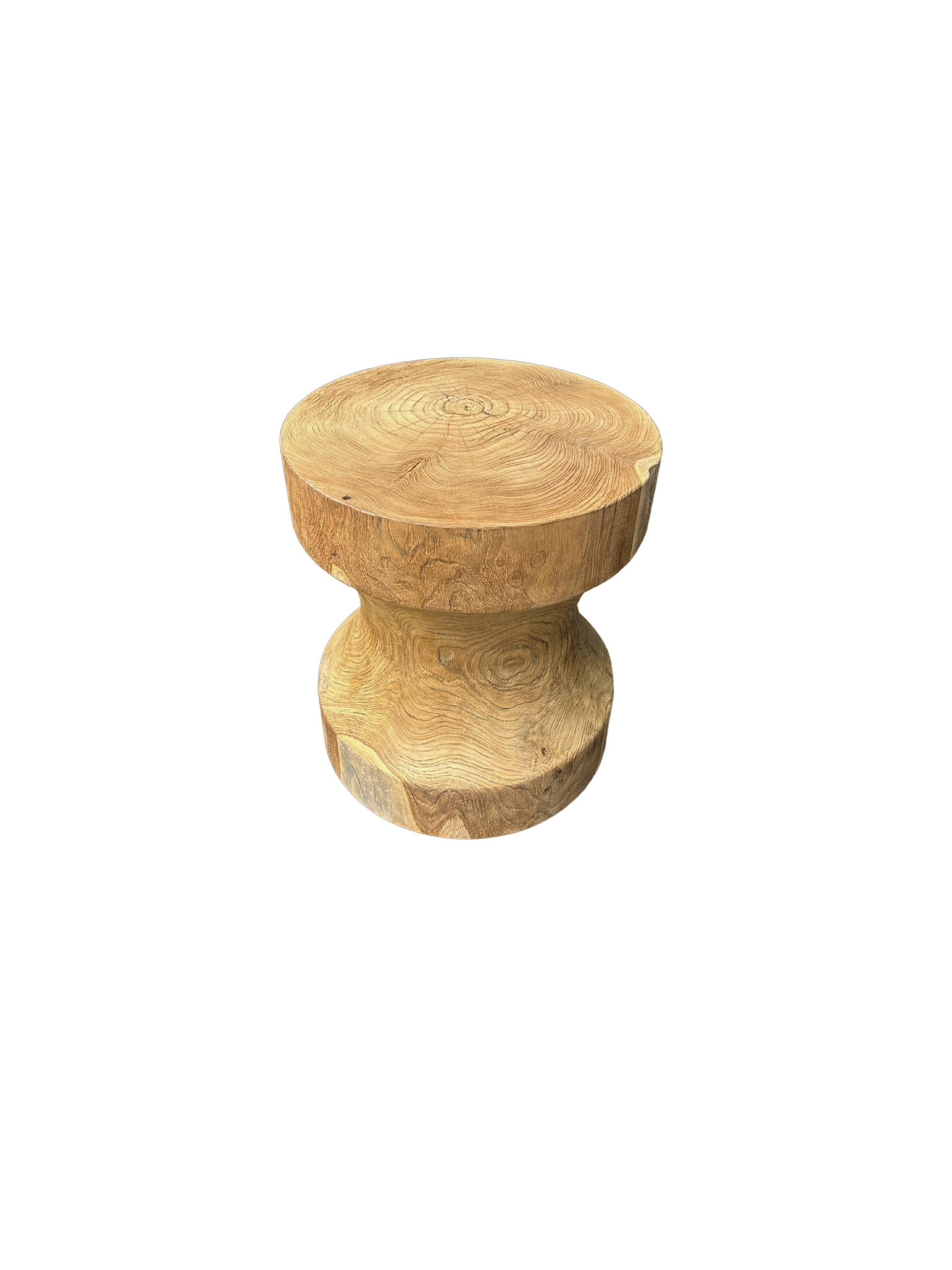 Fait main Table d'appoint sculpturale fabriquée en bois de teck, avec de superbes textures en vente
