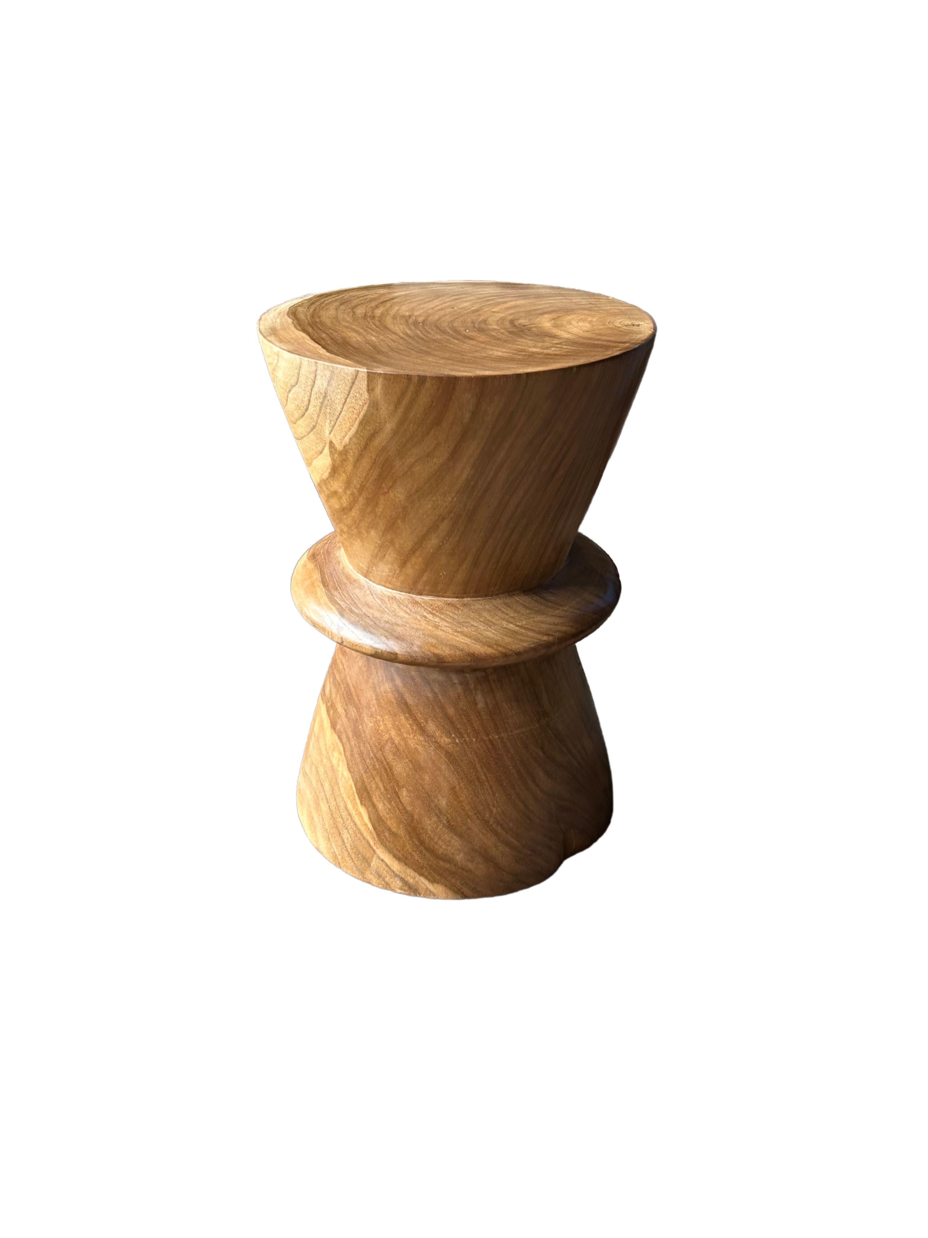 Mesa auxiliar escultórica de madera de teca, con texturas sorprendentes Hecho a mano en venta