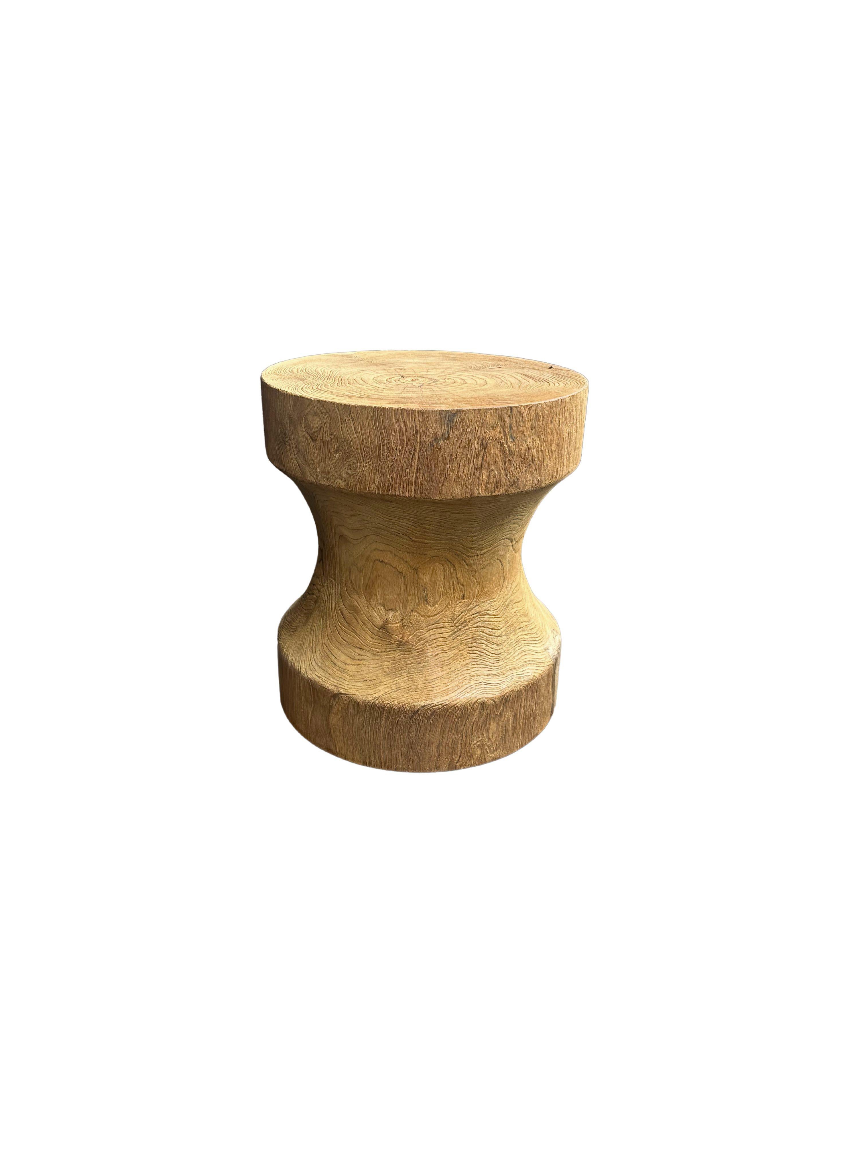 Table d'appoint sculpturale fabriquée en bois de teck, avec de superbes textures Bon état - En vente à Jimbaran, Bali