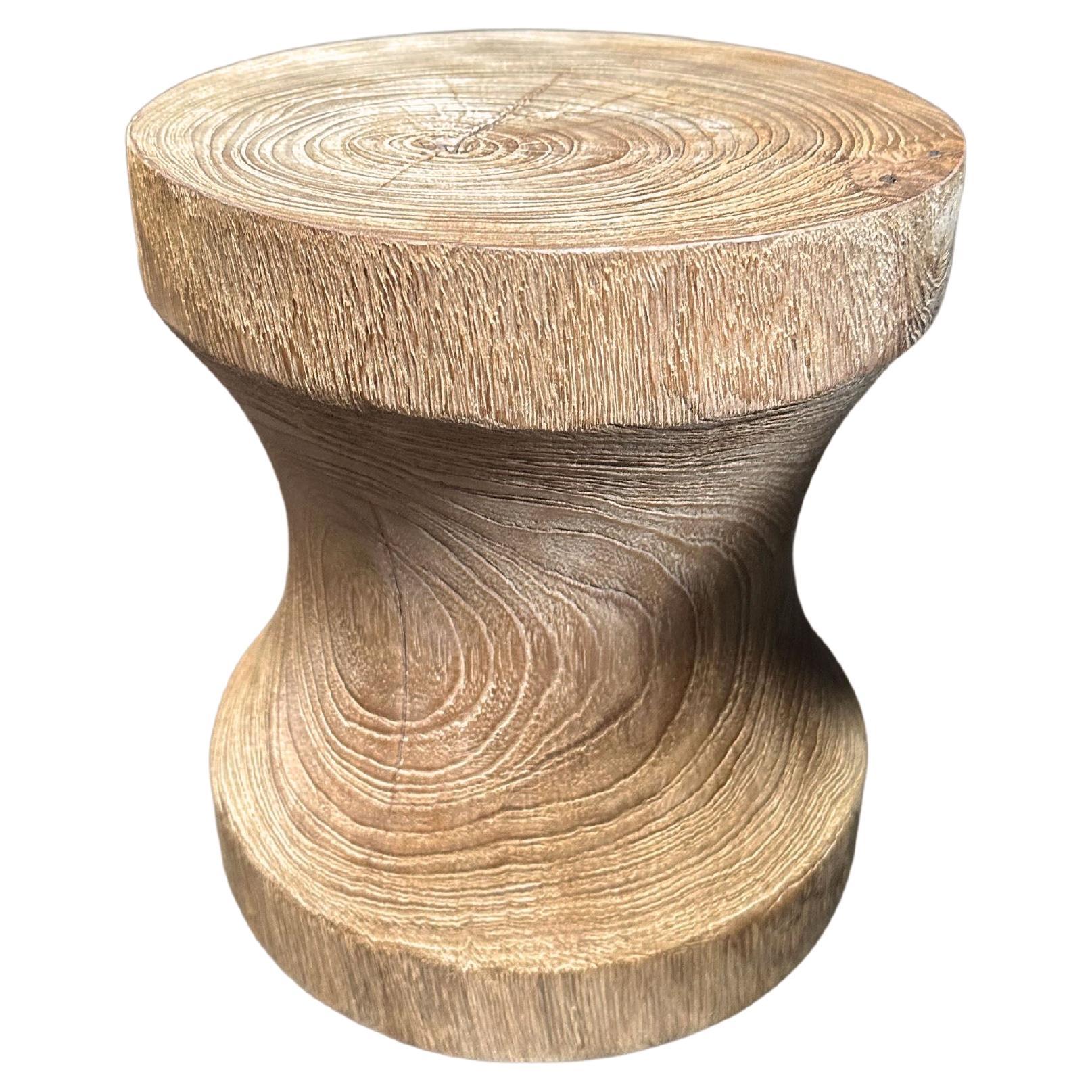 Table d'appoint sculpturale fabriquée en bois de teck, avec de superbes textures