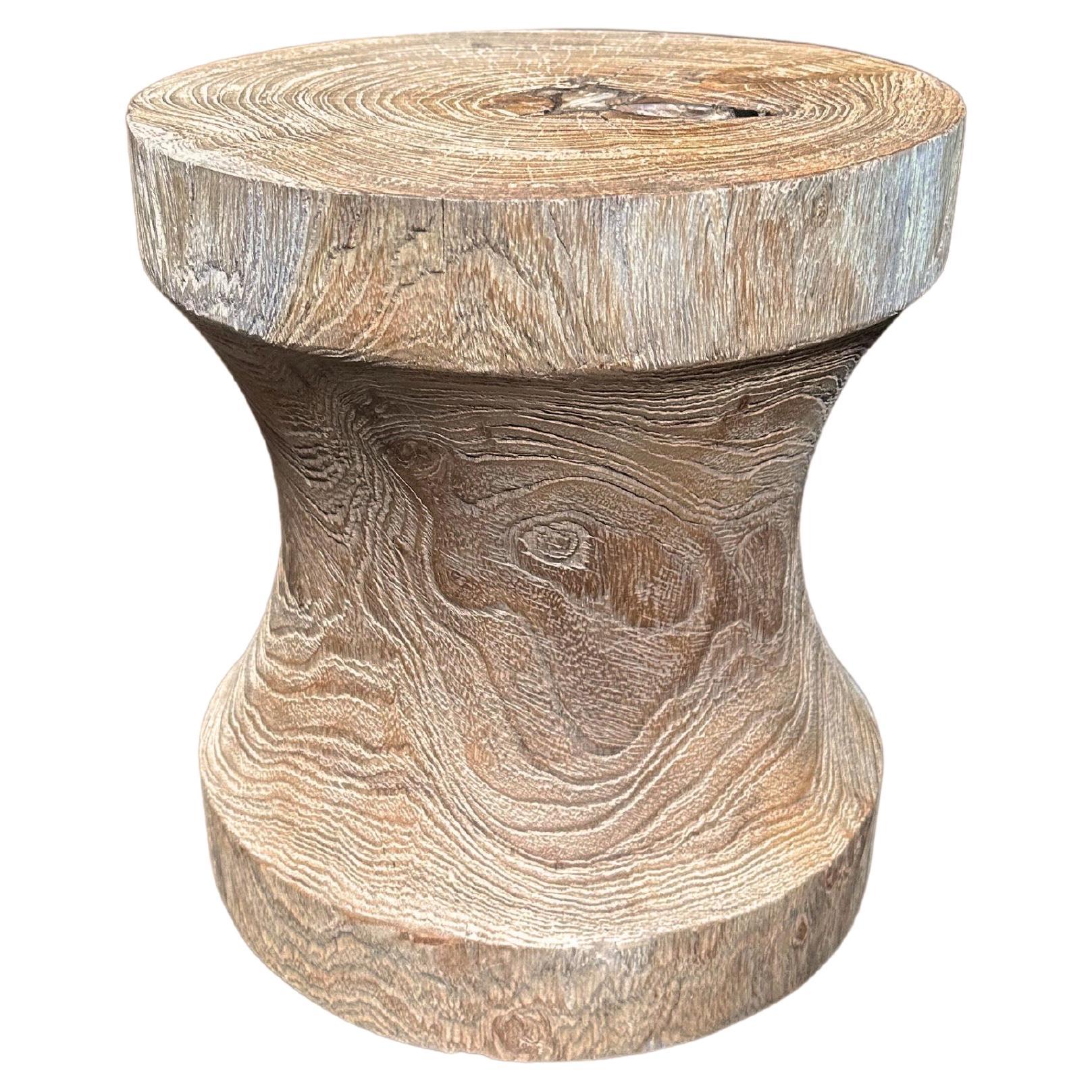 Table d'appoint sculpturale fabriquée en bois de teck, avec de superbes textures en vente