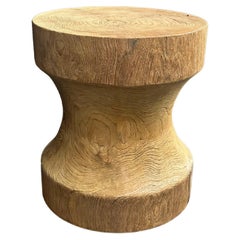 Mesa auxiliar escultórica de madera de teca, con texturas sorprendentes