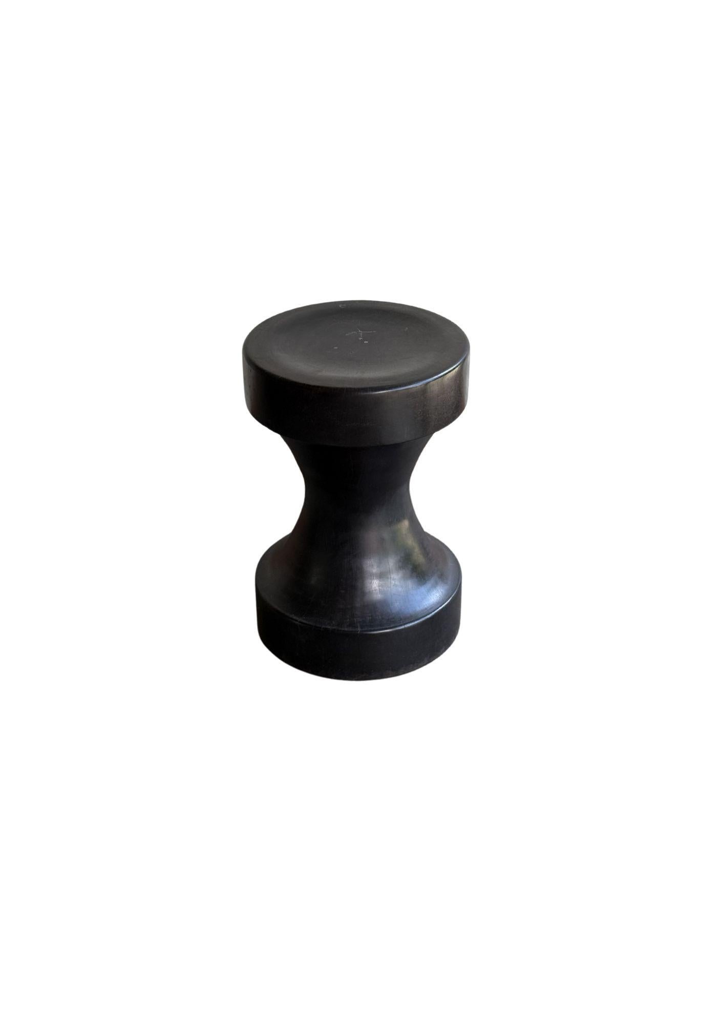 Sculptural Side Table Crafted from Ulin Iron Wood, Burnt Finish, Modern Organic Moderno orgánico en venta
