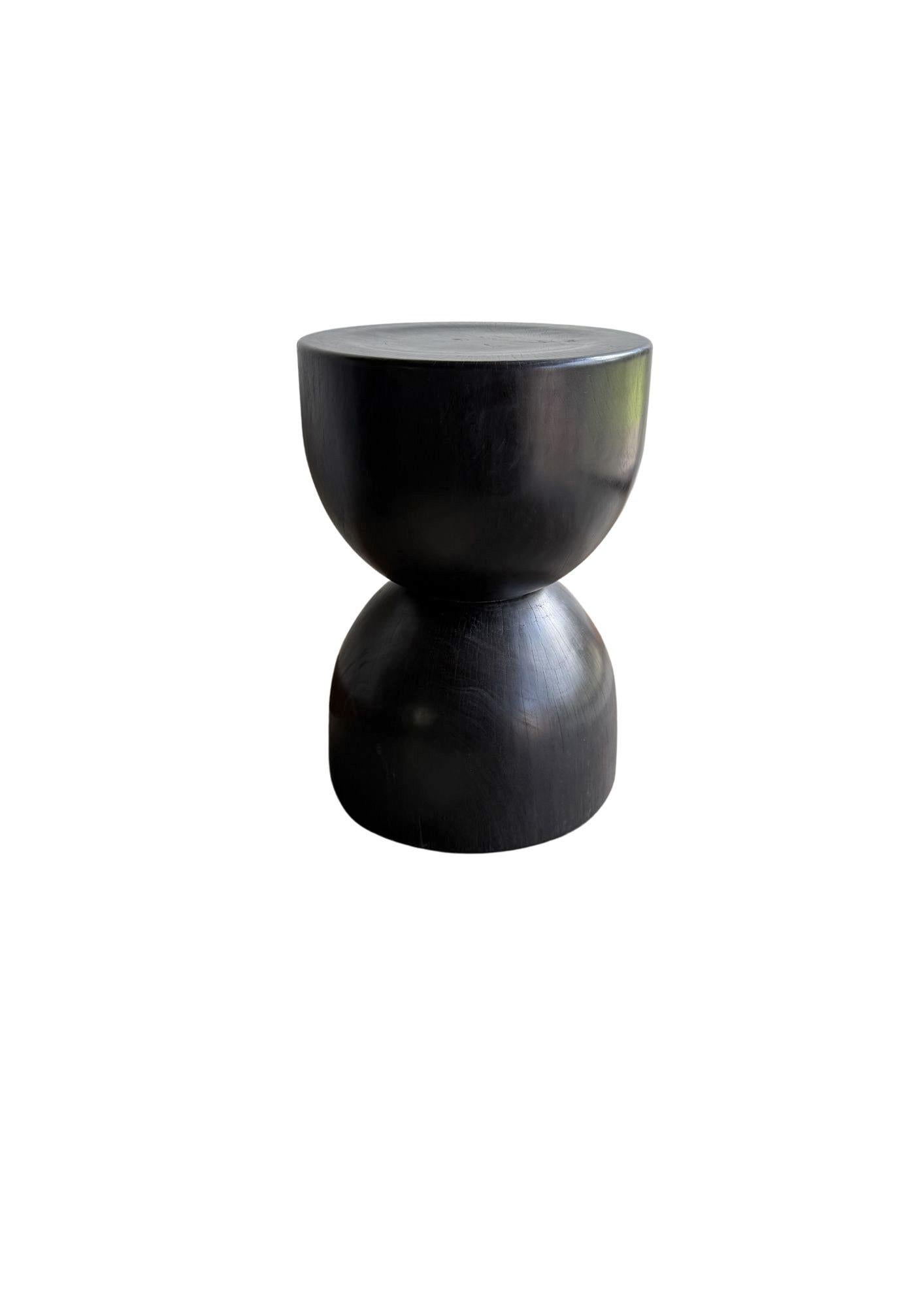 Sculptural Side Table Crafted from Ulin Iron Wood, Burnt Finish, Modern Organic Moderno orgánico en venta