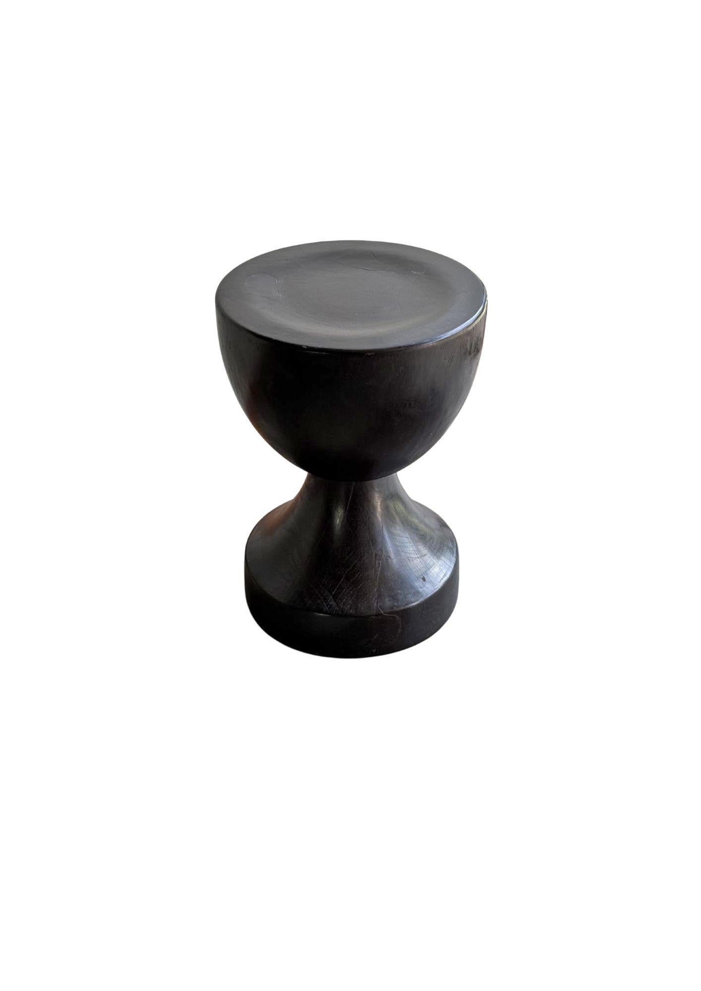 Sculptural Side Table Crafted from Ulin Iron Wood, Burnt Finish, Modern Organic Moderno orgánico en venta
