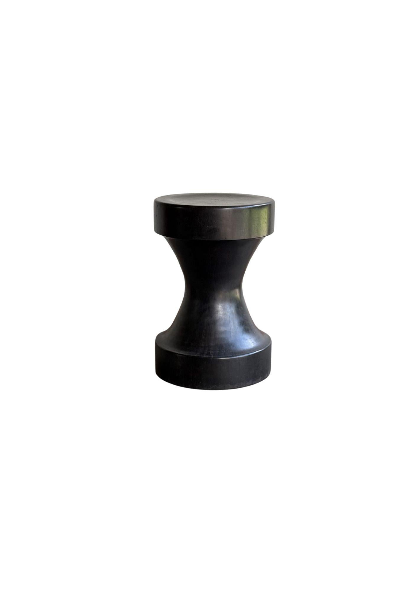 Sculptural Side Table Crafted from Ulin Iron Wood, Burnt Finish, Modern Organic Indonesio en venta