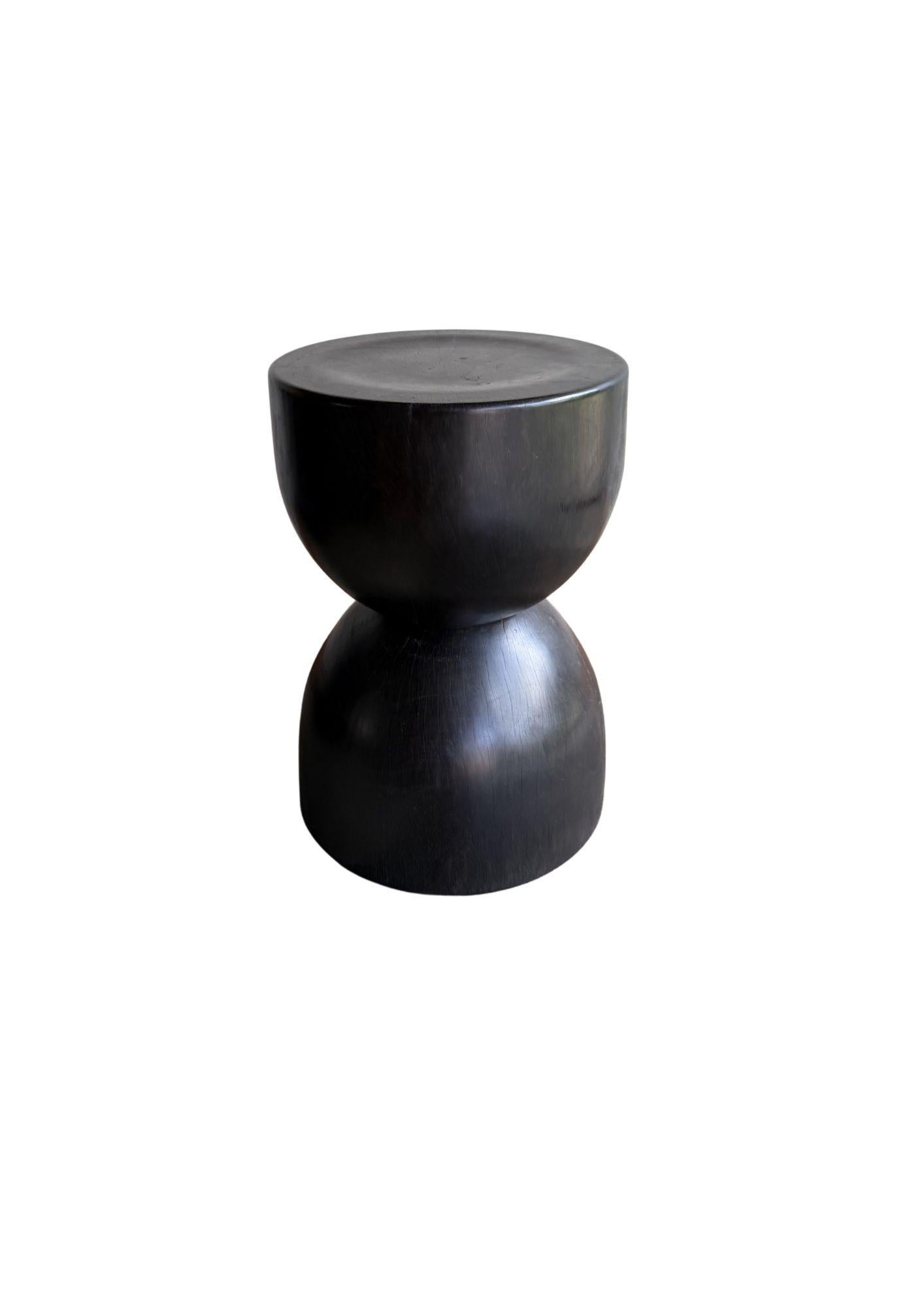 Sculptural Side Table Crafted from Ulin Iron Wood, Burnt Finish, Modern Organic Indonesio en venta