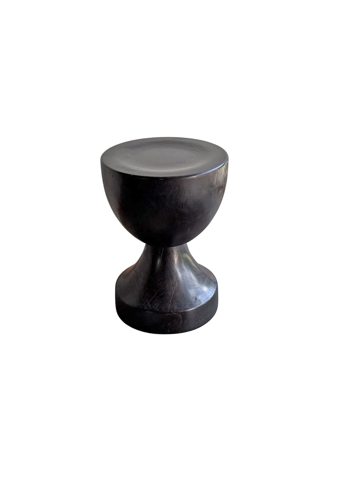 Sculptural Side Table Crafted from Ulin Iron Wood, Burnt Finish, Modern Organic Indonesio en venta