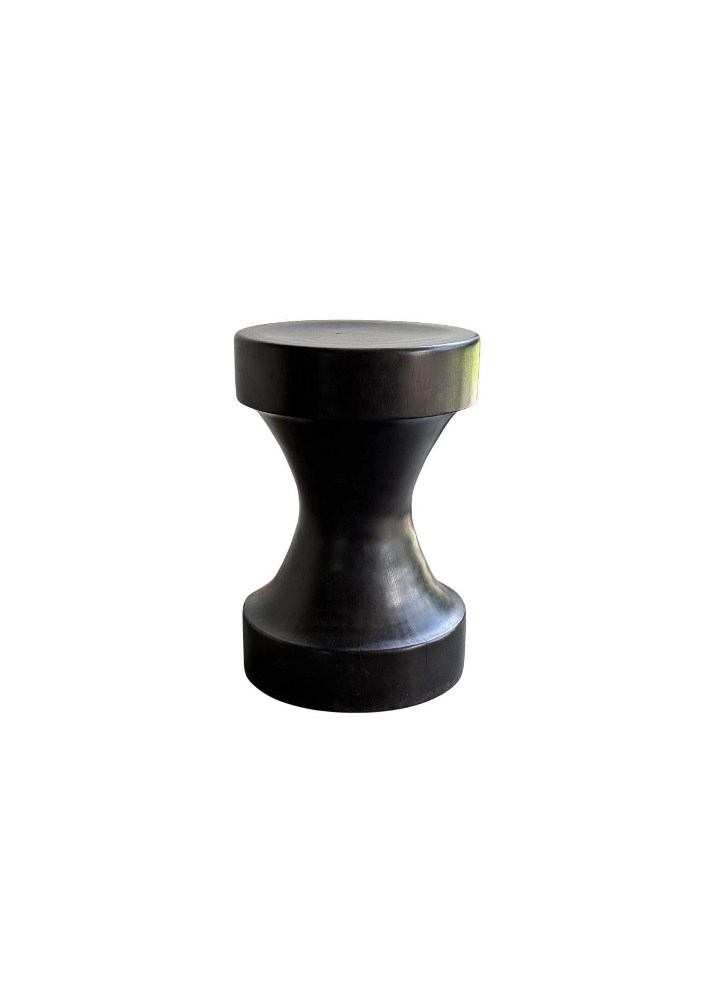 Sculptural Side Table Crafted from Ulin Iron Wood, Burnt Finish, Modern Organic Hecho a mano en venta