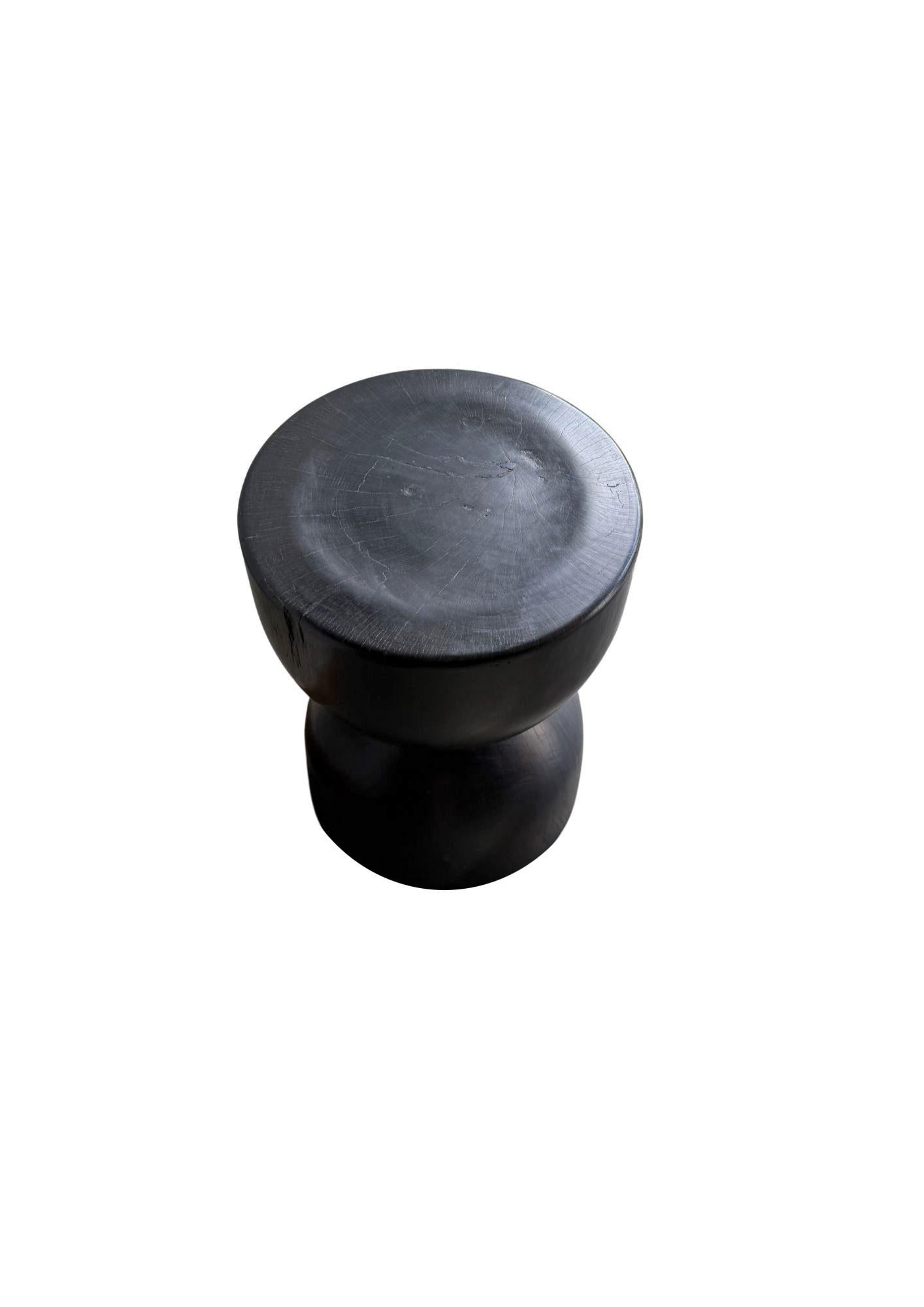 Sculptural Side Table Crafted from Ulin Iron Wood, Burnt Finish, Modern Organic Hecho a mano en venta