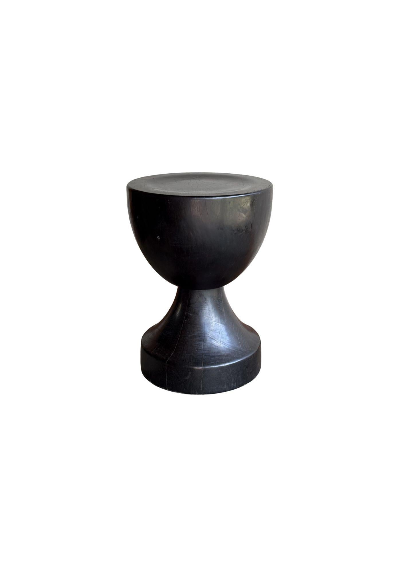 Sculptural Side Table Crafted from Ulin Iron Wood, Burnt Finish, Modern Organic Hecho a mano en venta
