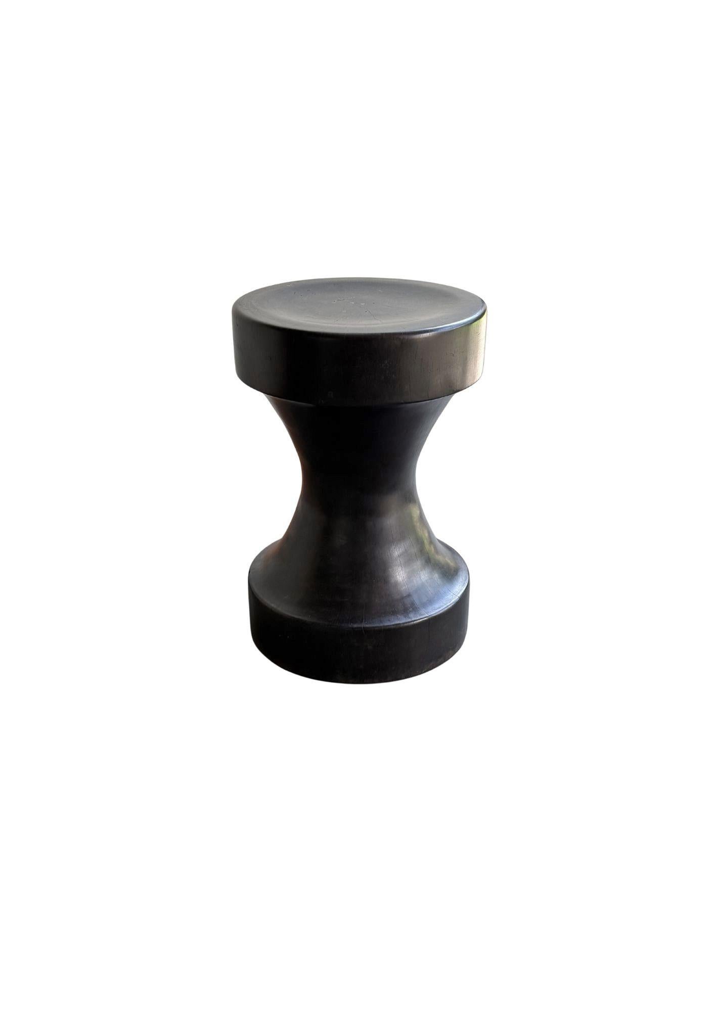 Sculptural Side Table Crafted from Ulin Iron Wood, Burnt Finish, Modern Organic en Bueno estado para la venta en Jimbaran, Bali