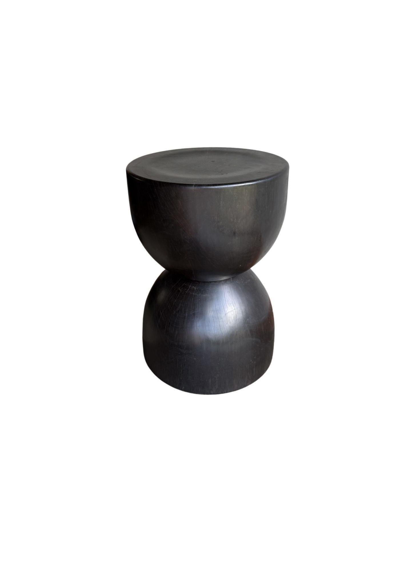 Sculptural Side Table Crafted from Ulin Iron Wood, Burnt Finish, Modern Organic en Bueno estado para la venta en Jimbaran, Bali