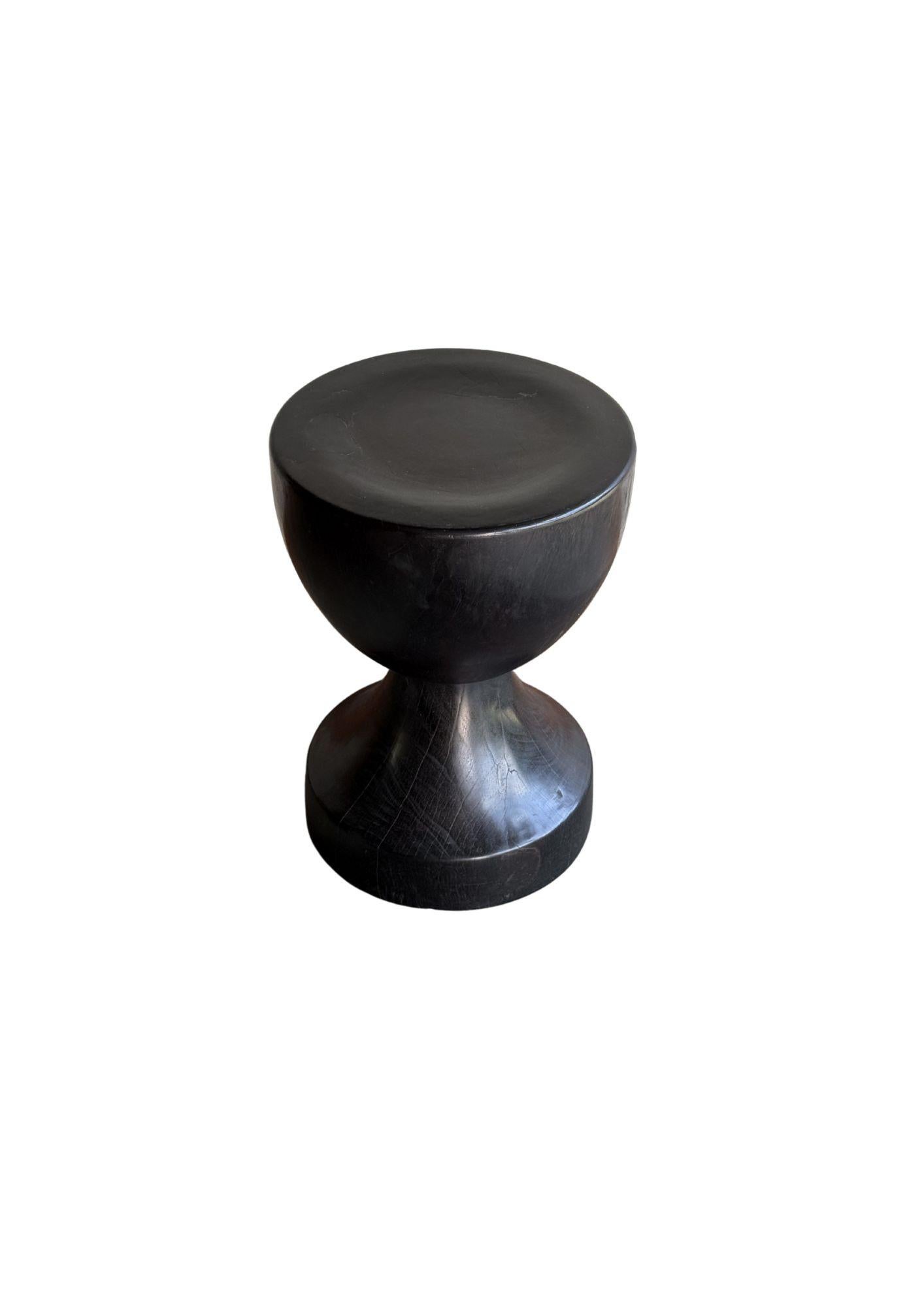 Sculptural Side Table Crafted from Ulin Iron Wood, Burnt Finish, Modern Organic en Bueno estado para la venta en Jimbaran, Bali