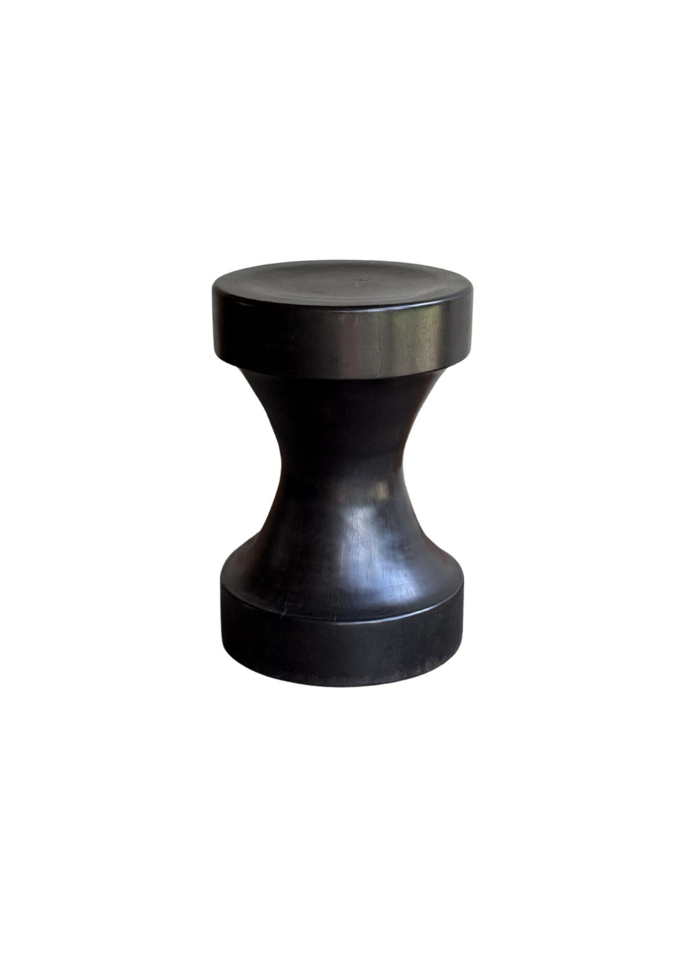 Sculptural Side Table Crafted from Ulin Iron Wood, Burnt Finish, Modern Organic Siglo XXI y contemporáneo en venta