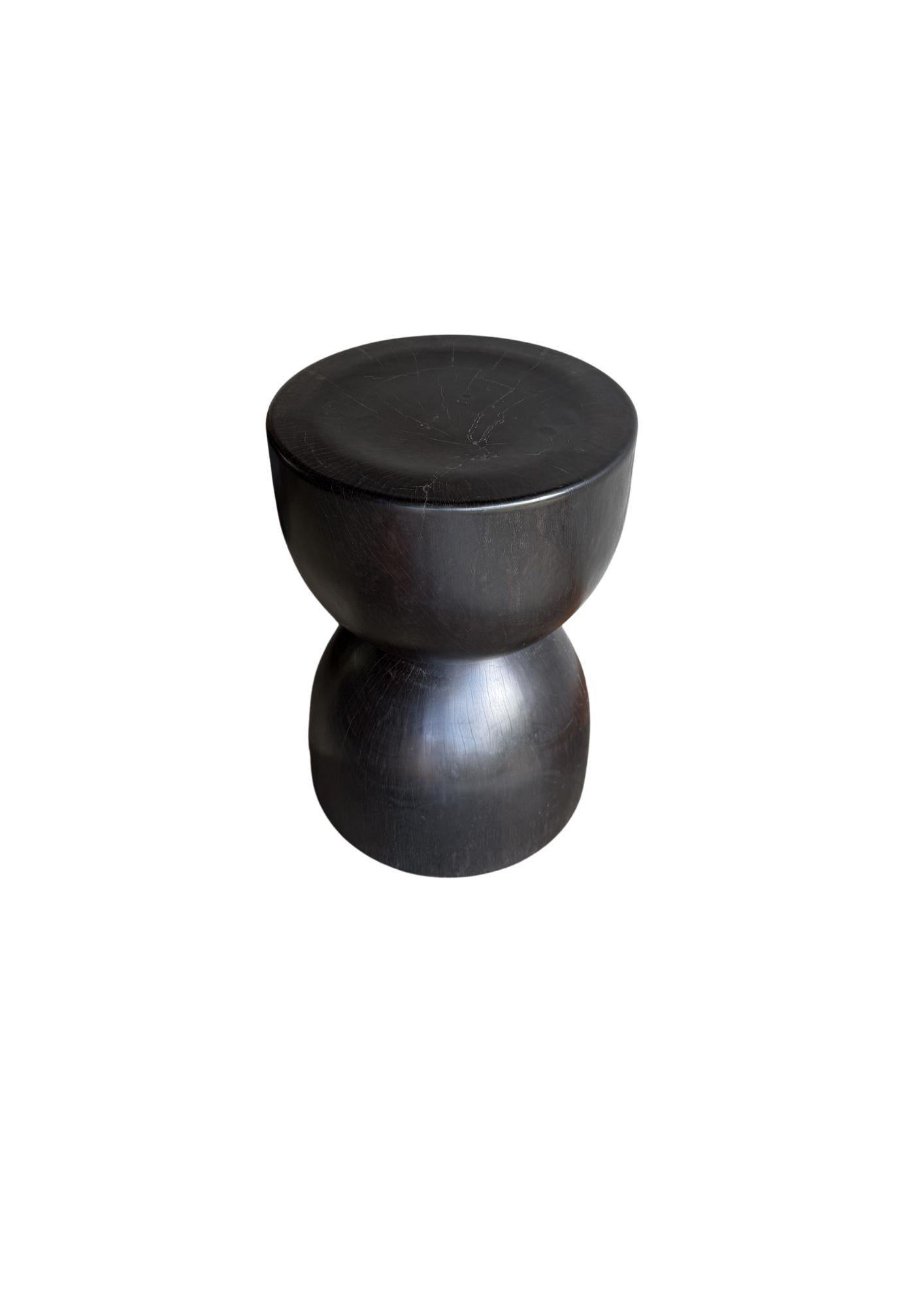 Sculptural Side Table Crafted from Ulin Iron Wood, Burnt Finish, Modern Organic Siglo XXI y contemporáneo en venta