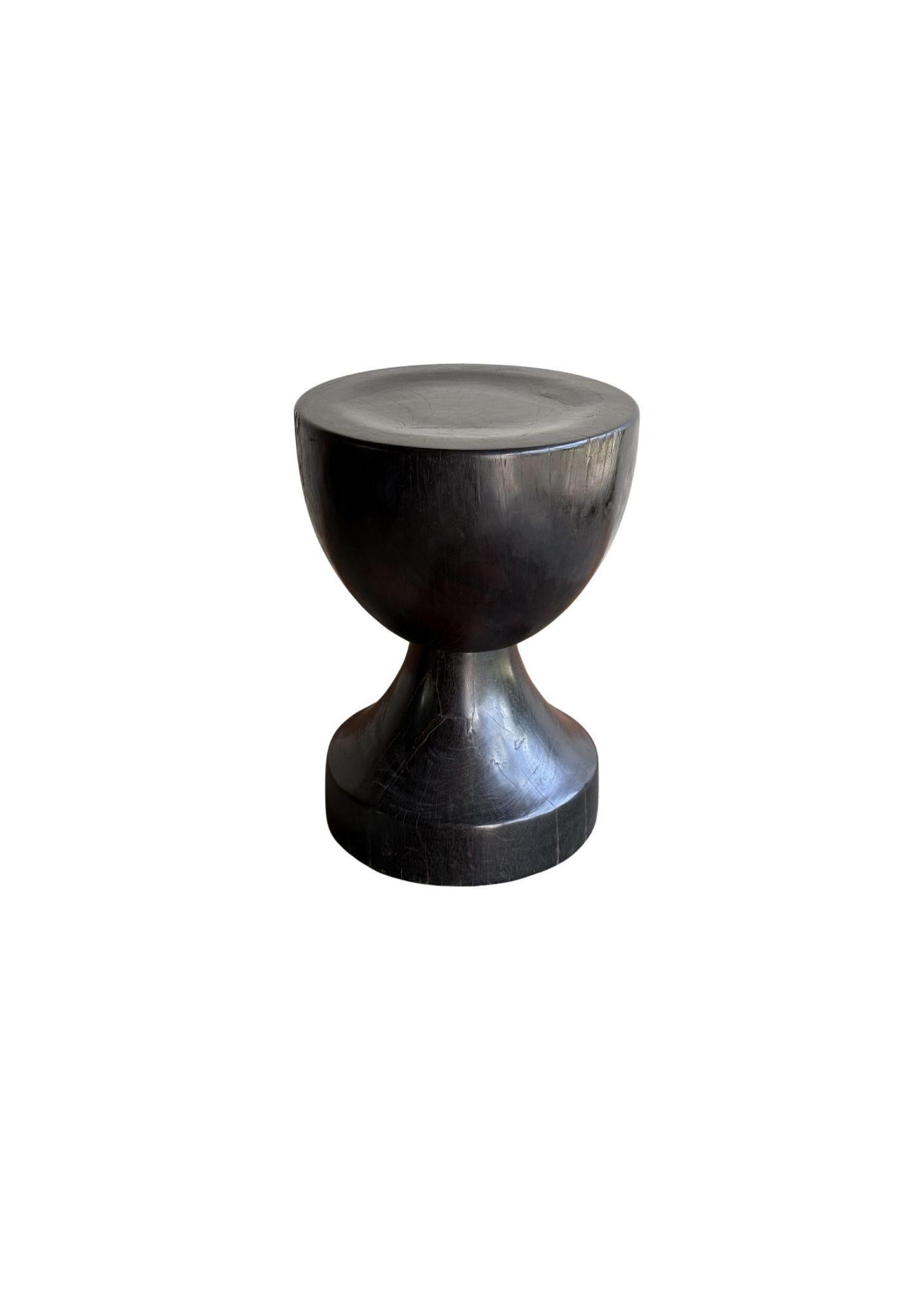 Sculptural Side Table Crafted from Ulin Iron Wood, Burnt Finish, Modern Organic Siglo XXI y contemporáneo en venta