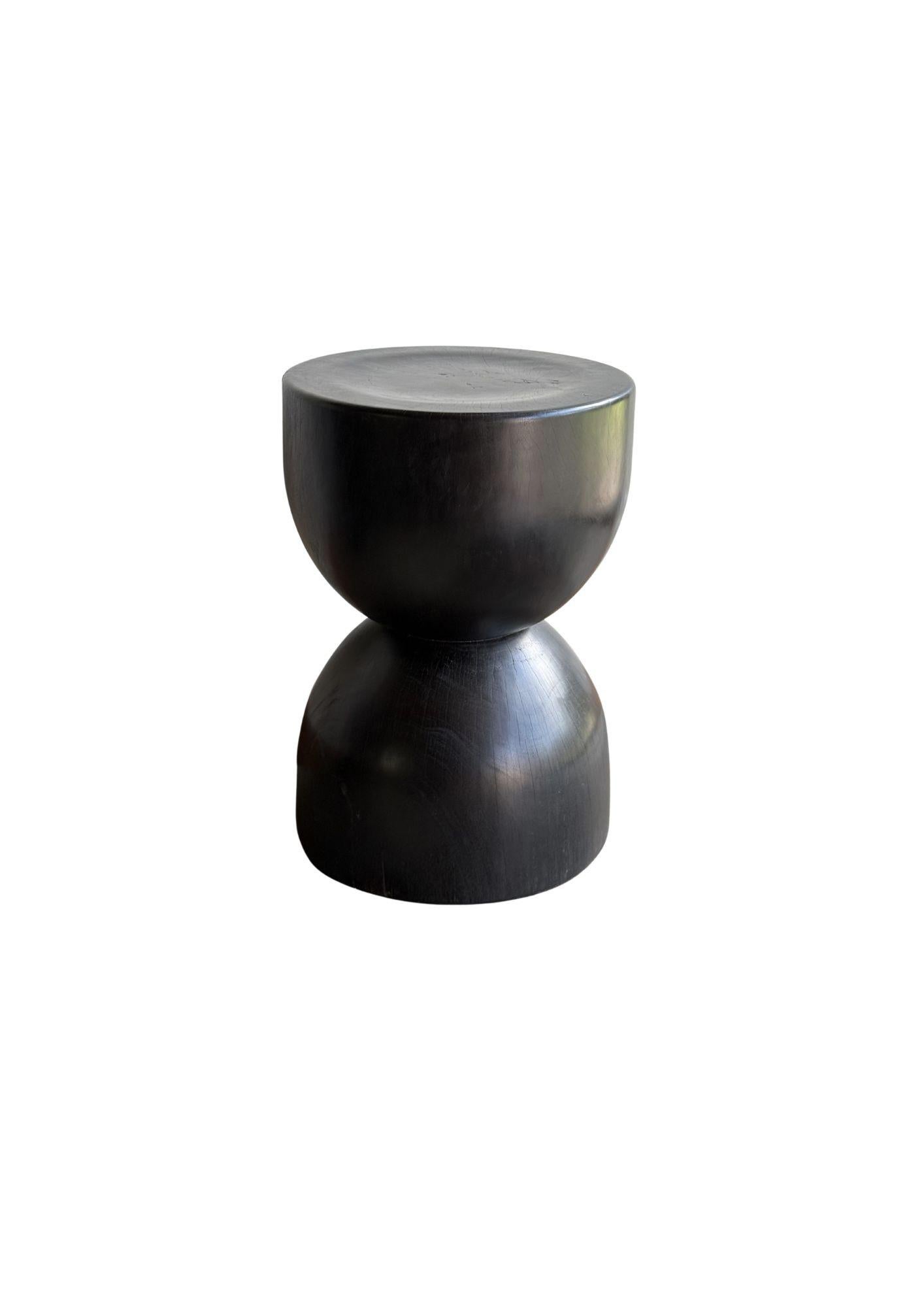 Sculptural Side Table Crafted from Ulin Iron Wood, Burnt Finish, Modern Organic Madera dura en venta