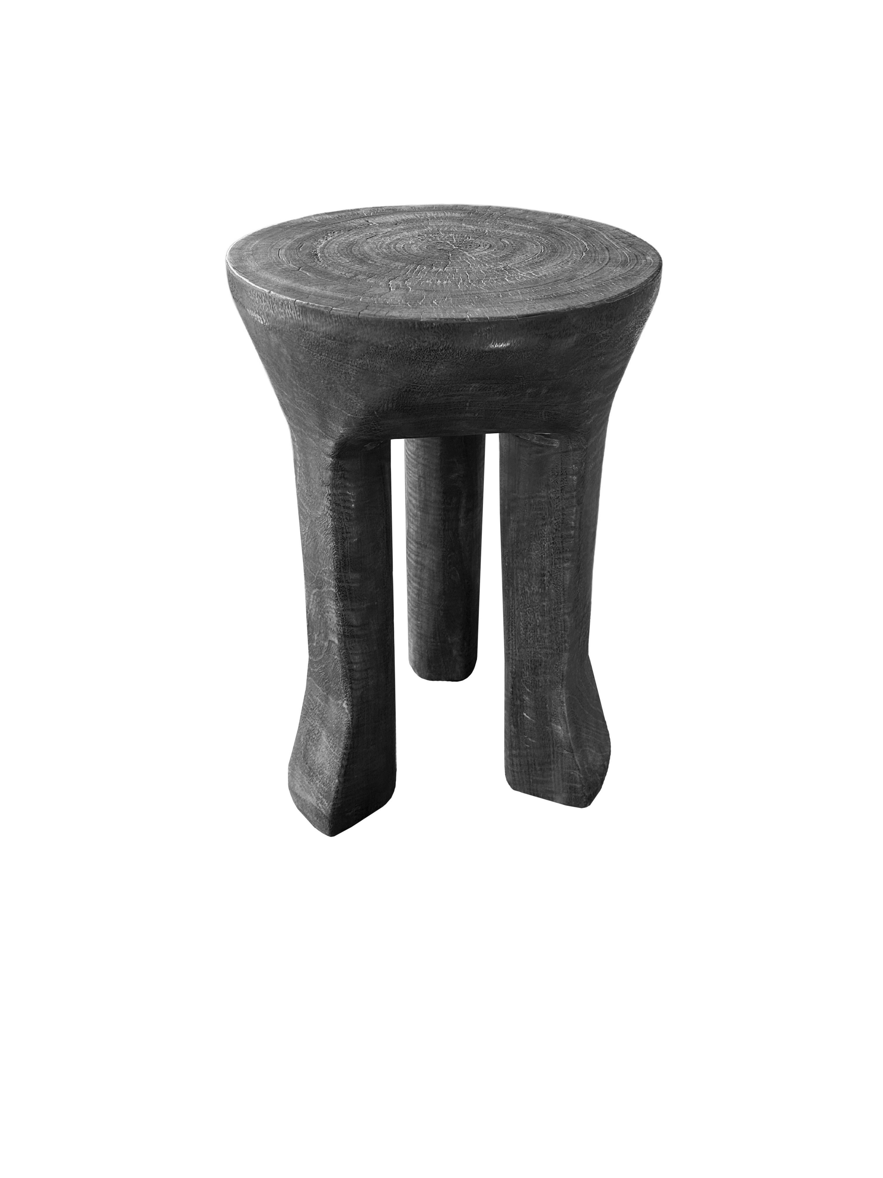 Organique Table d'appoint sculpturale, pieds incurvés, bois de Mango, finition organique moderne, brûlée en vente