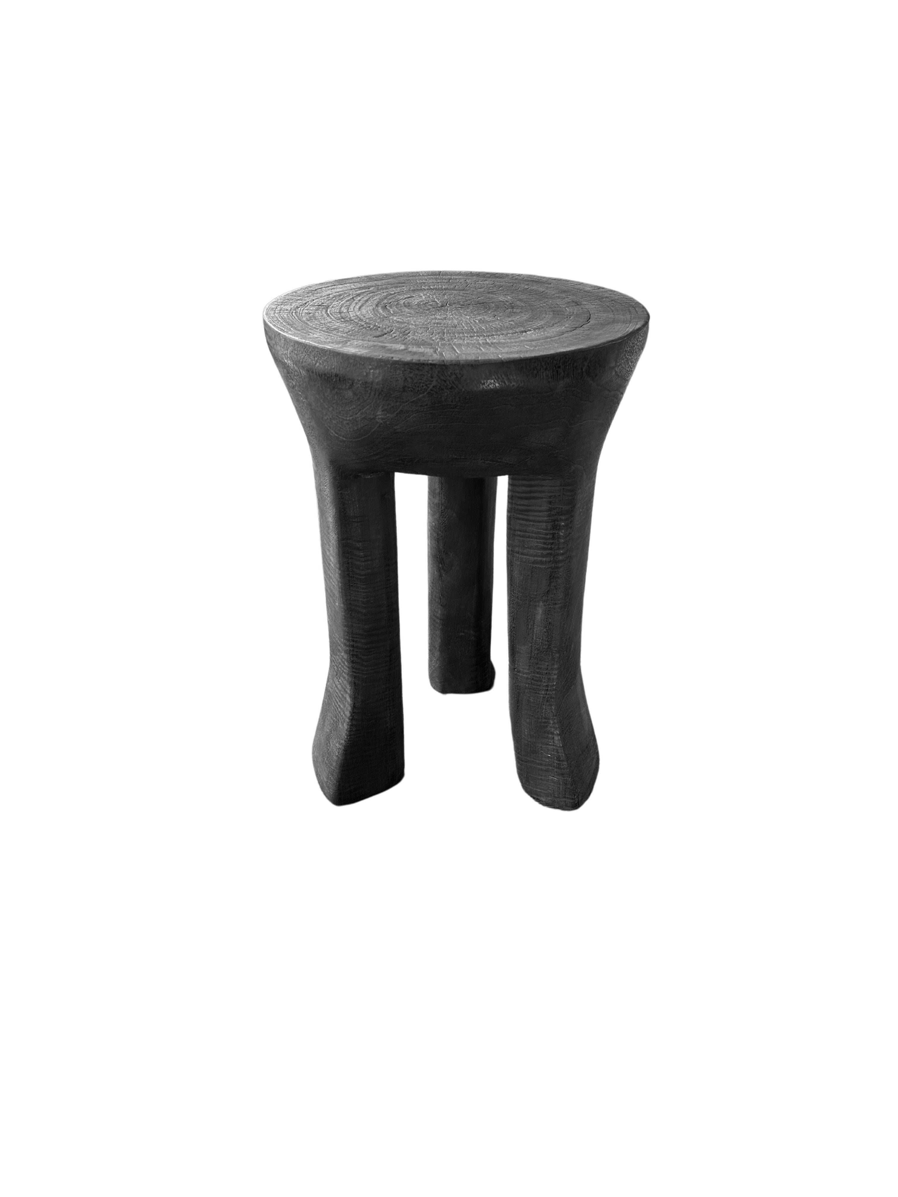 Sculpté à la main Table d'appoint sculpturale, pieds incurvés, bois de Mango, finition organique moderne, brûlée en vente