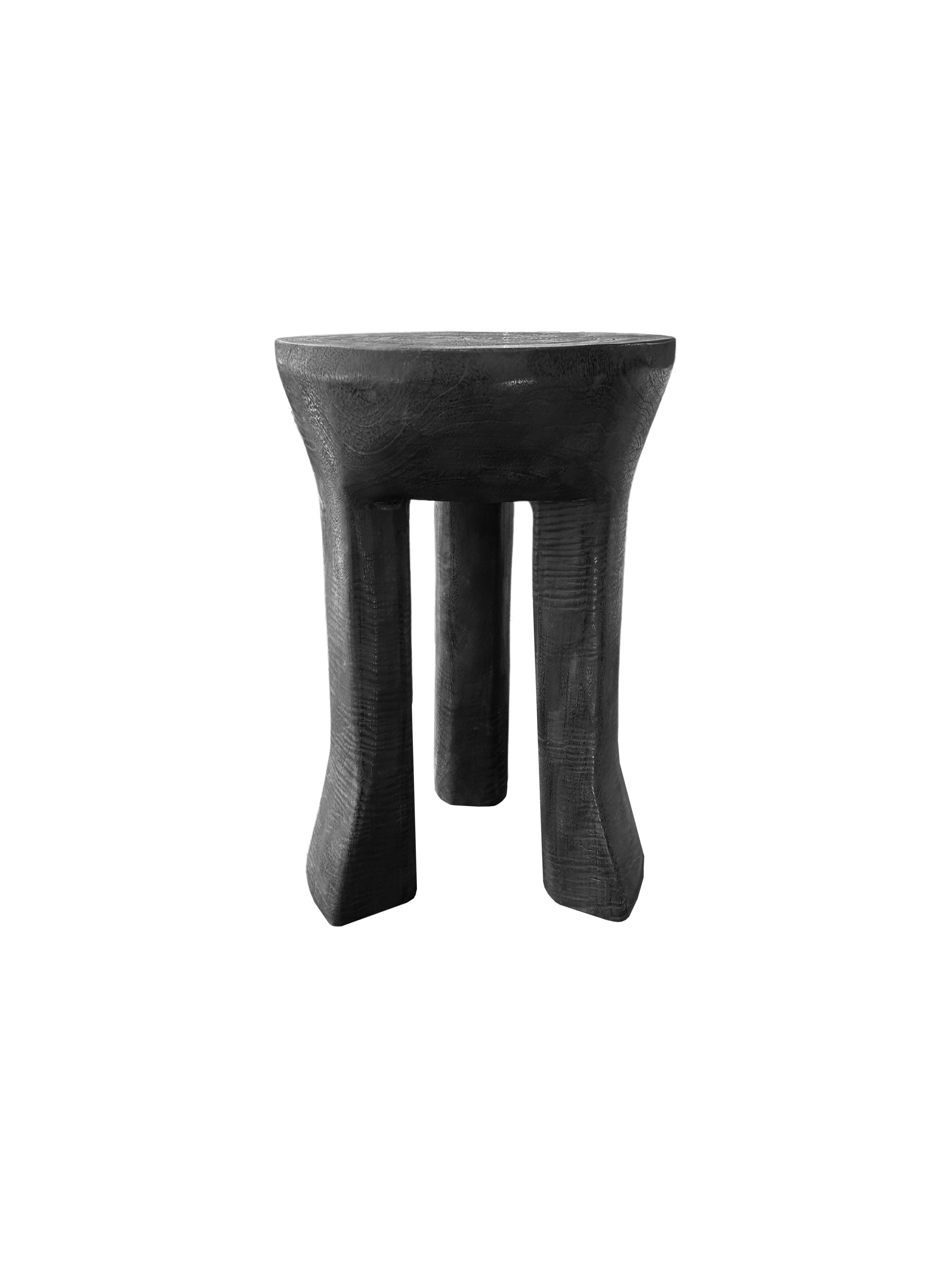 Table d'appoint sculpturale, pieds incurvés, bois de Mango, finition organique moderne, brûlée Neuf - En vente à Jimbaran, Bali