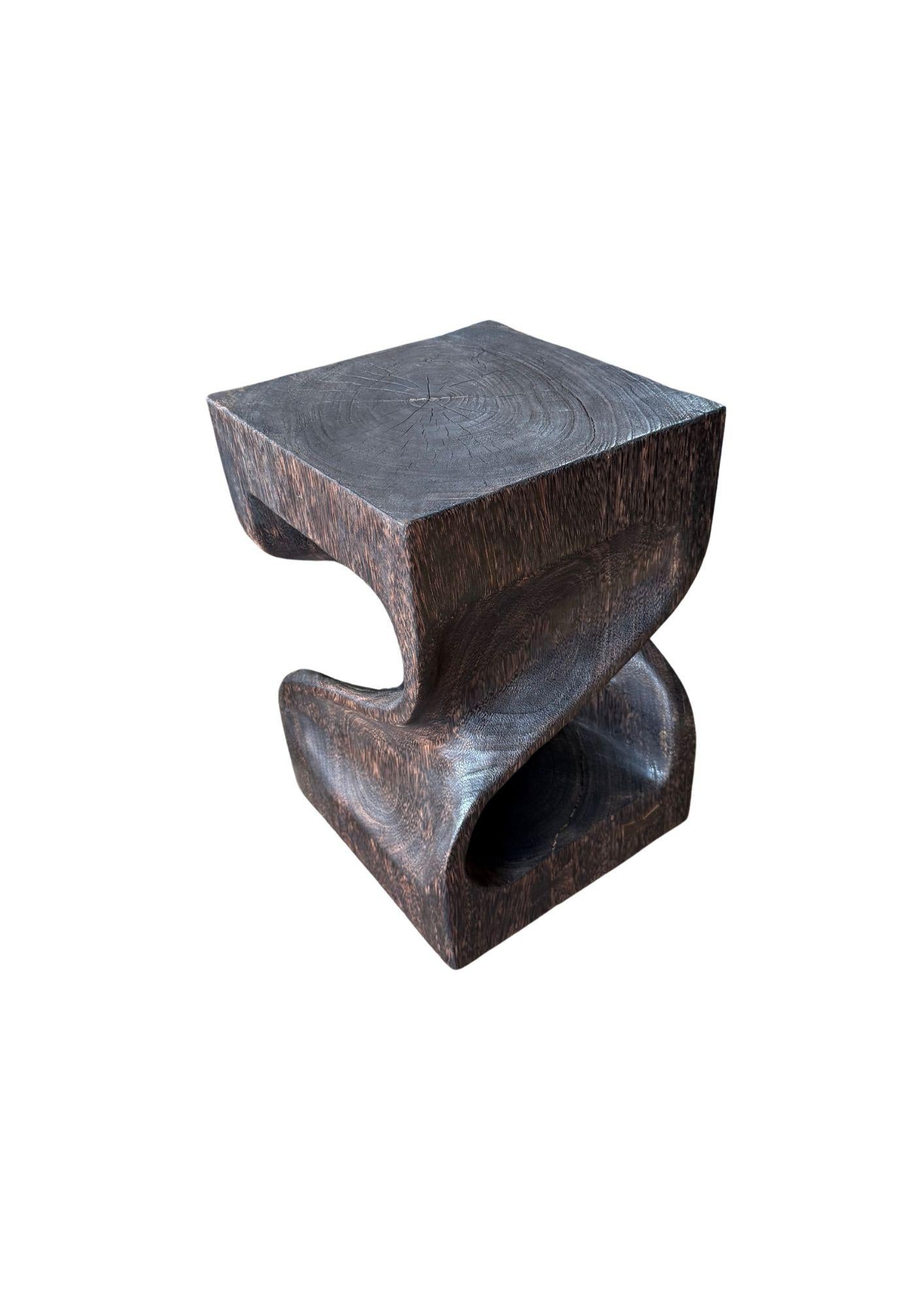 Organique Sculptural Side Table Hand-Crafted from Solid Suar Wood Modern Organic en vente