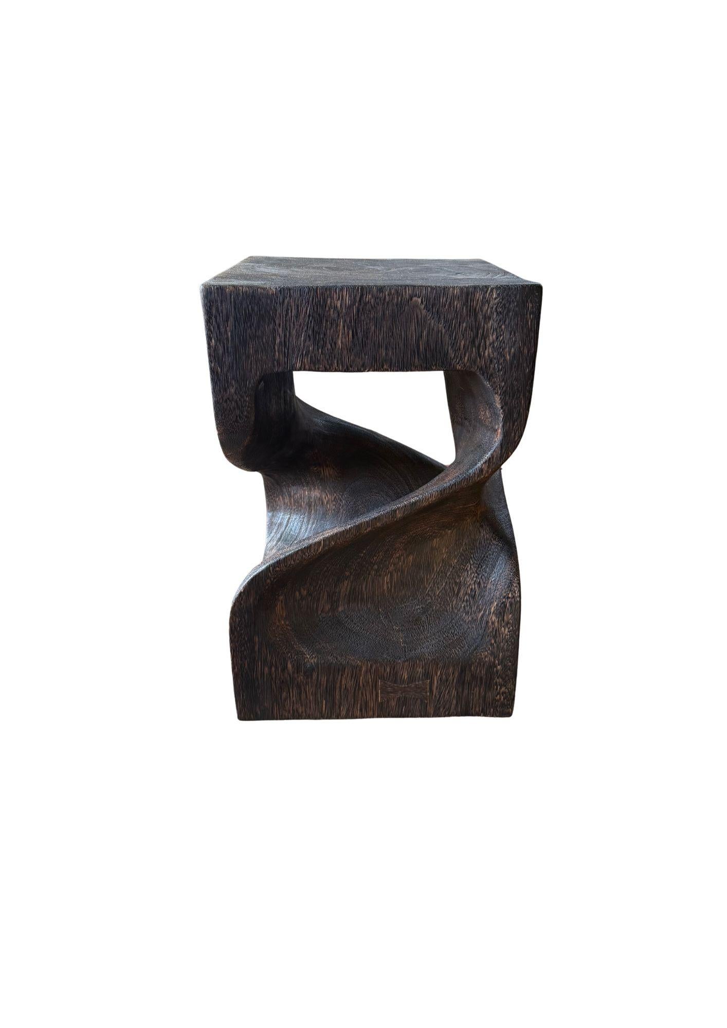 Indonésien Sculptural Side Table Hand-Crafted from Solid Suar Wood Modern Organic en vente