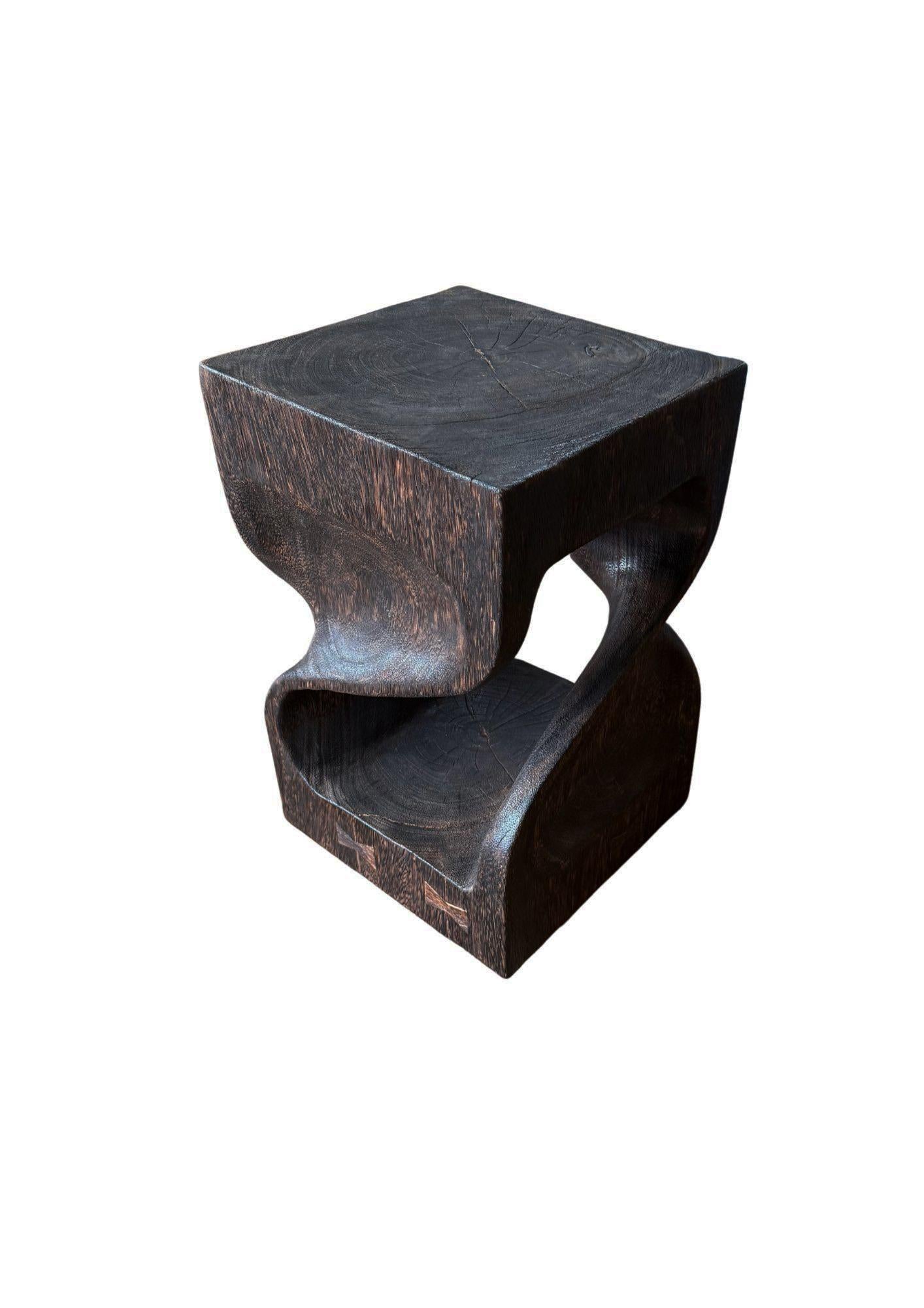 Fait main Sculptural Side Table Hand-Crafted from Solid Suar Wood Modern Organic en vente