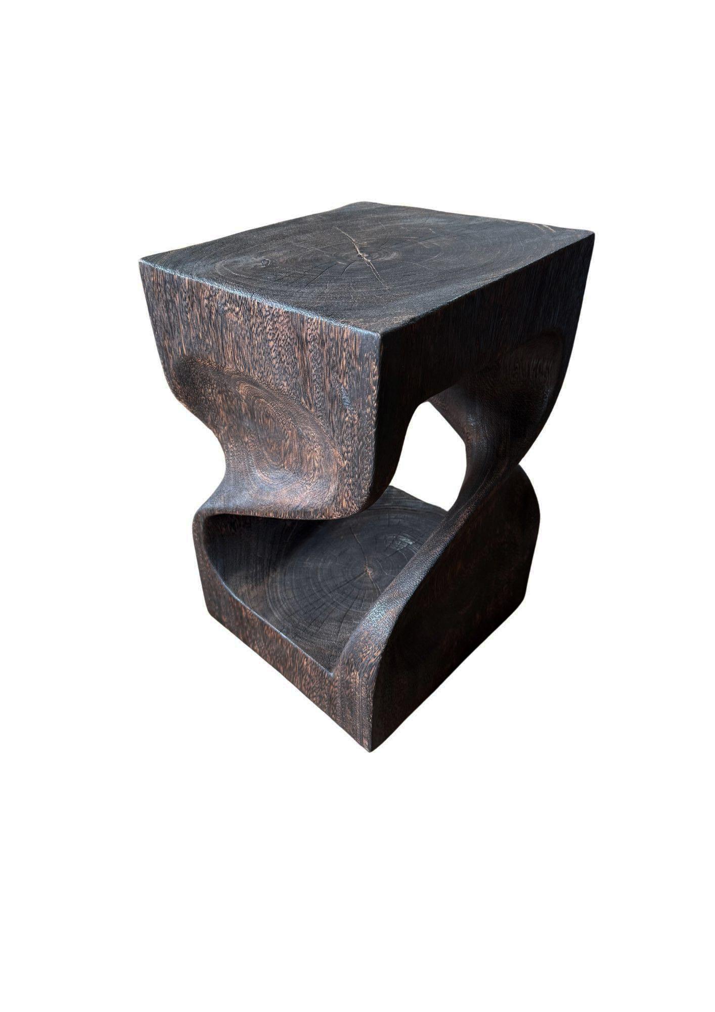Sculptural Side Table Hand-Crafted from Solid Suar Wood Modern Organic Bon état - En vente à Jimbaran, Bali