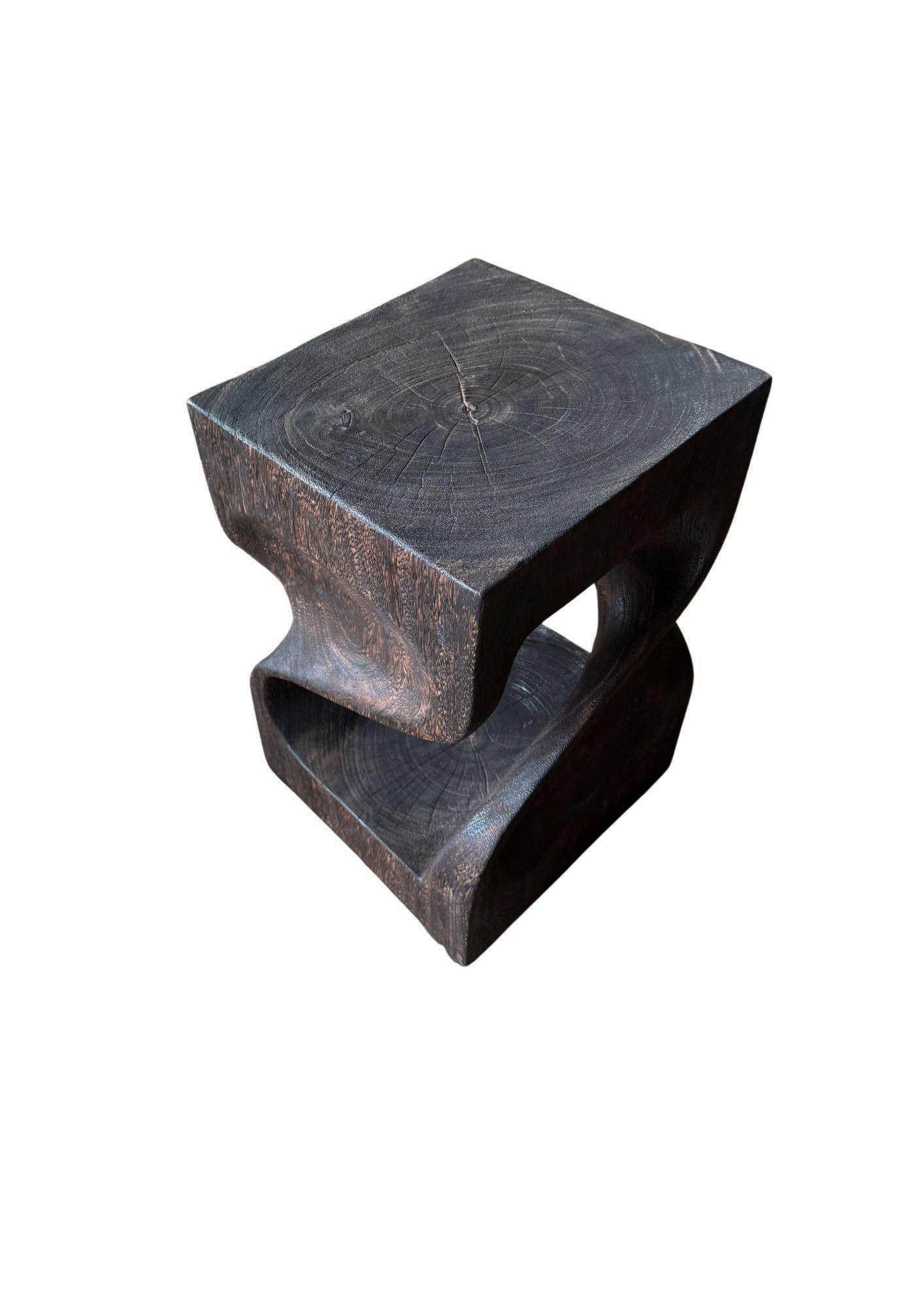 XXIe siècle et contemporain Sculptural Side Table Hand-Crafted from Solid Suar Wood Modern Organic en vente