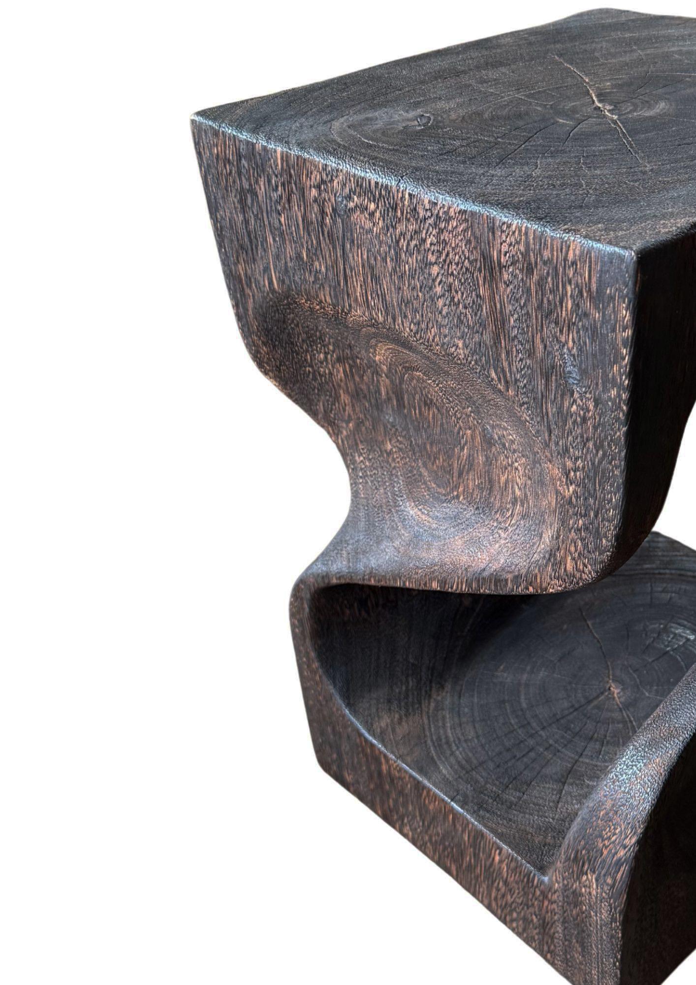 Bois Sculptural Side Table Hand-Crafted from Solid Suar Wood Modern Organic en vente